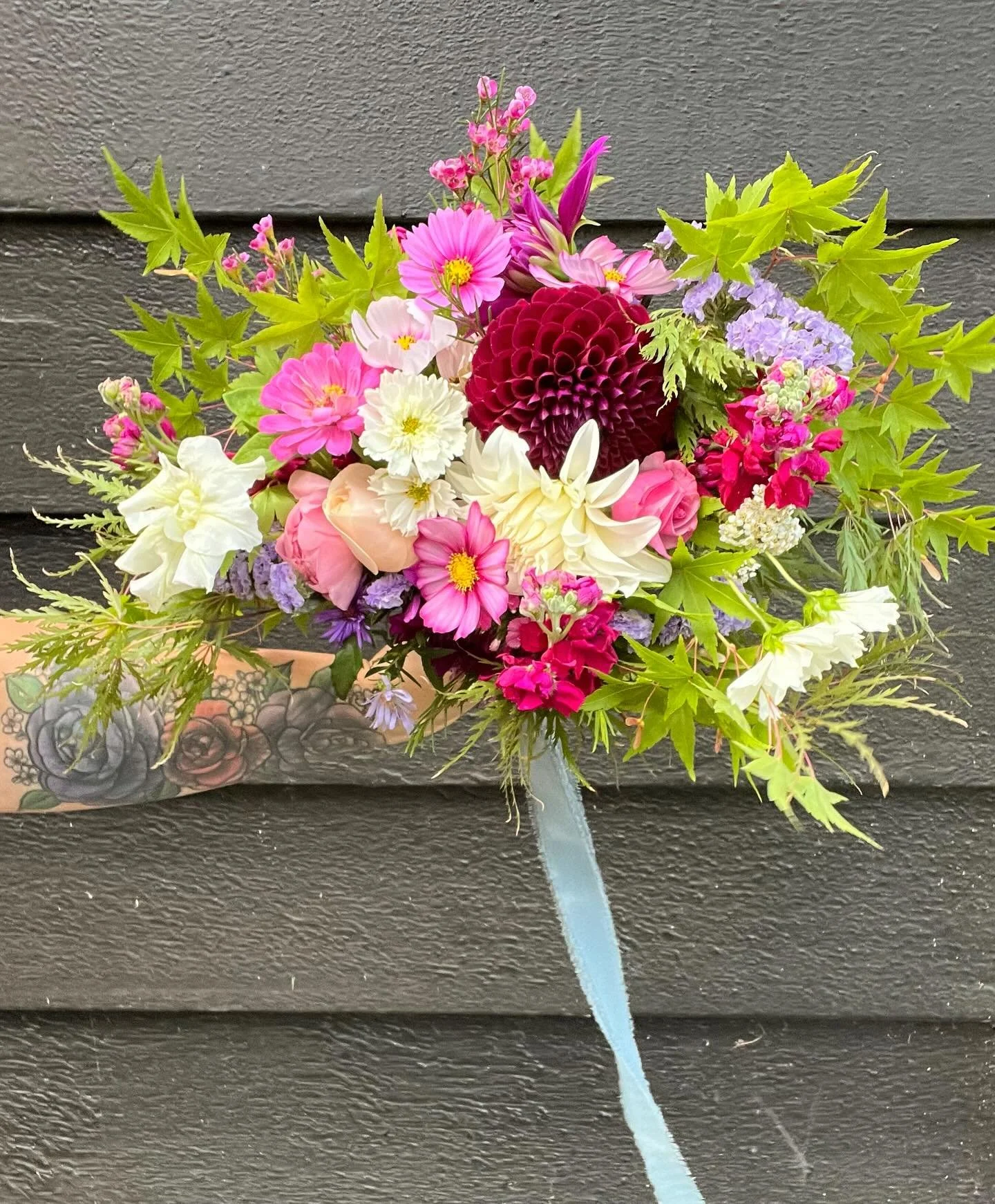 Things are starting to slow down&hellip; holding on to bunches of flowers for as long as possible, and letting the dahlias and zinnias and cosmos keep on blooming until they decide they&rsquo;re ready ✨