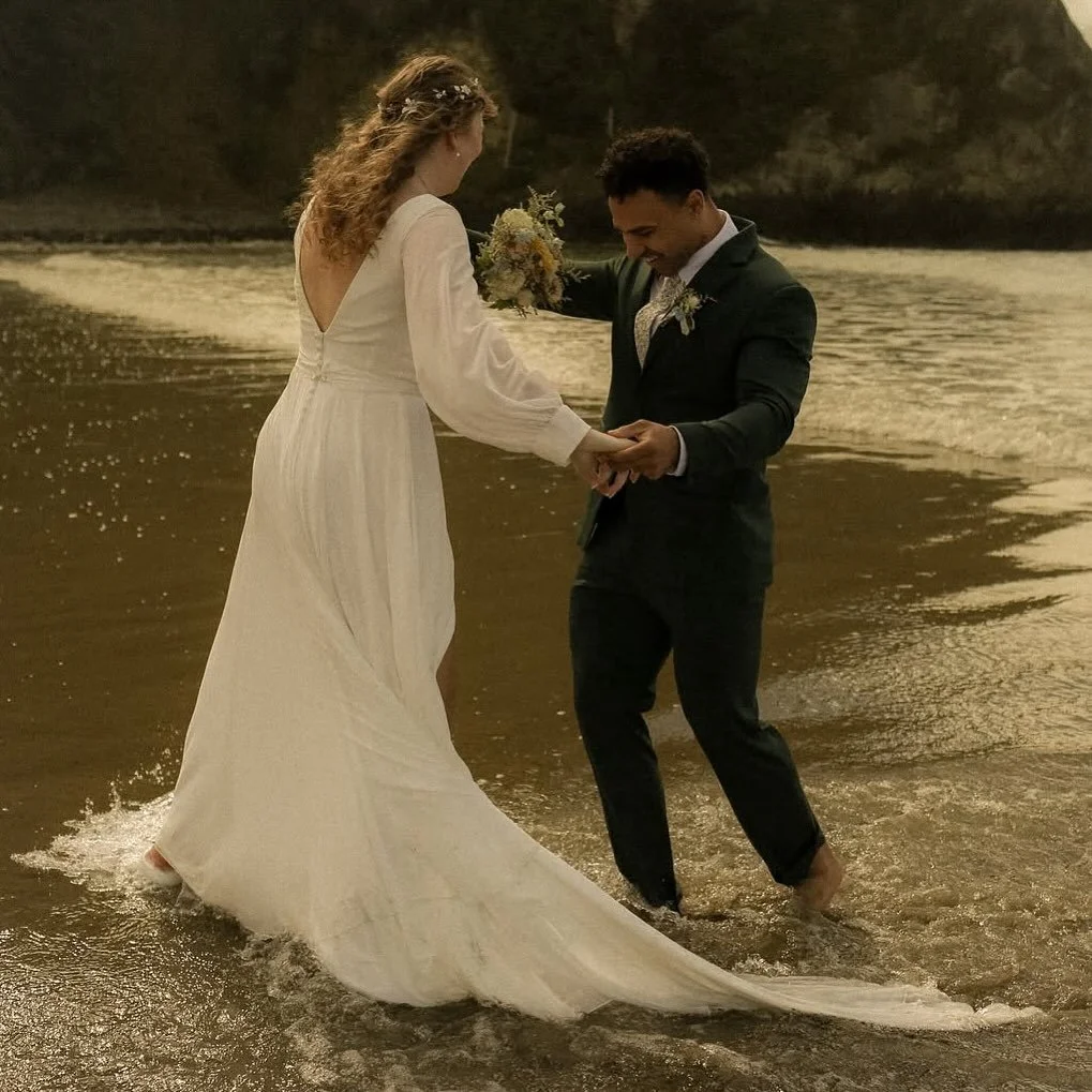 Ethereal beauty by @agatemountain.photo 🥹✨Lucky to have my flowers captured in this way. Look at how the water sparkles.