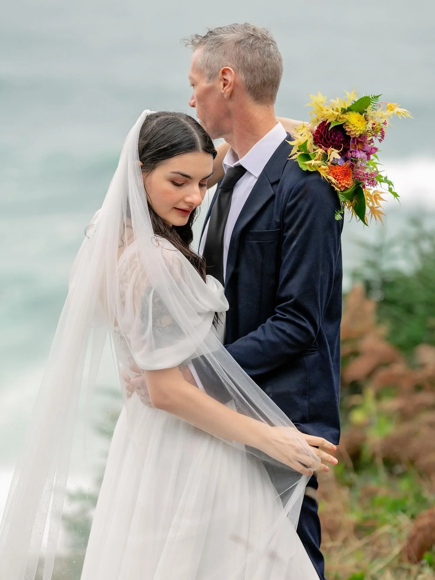 Coastal elopement by 📸 @lindsaedalephotography