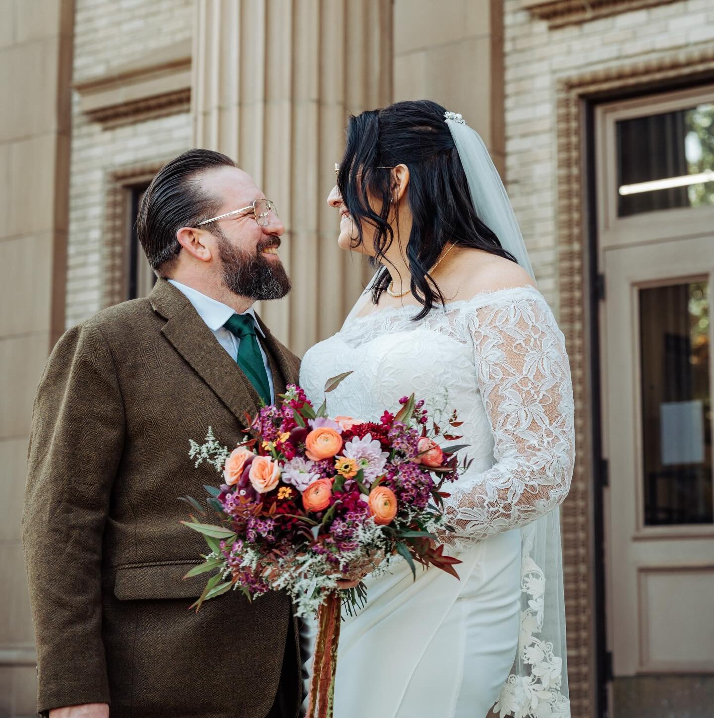 One of my most favorite bouquets I have ever made 🥰✨ Thank you the beautiful bride and the photographer @pixelnickphotography for letting me post these!