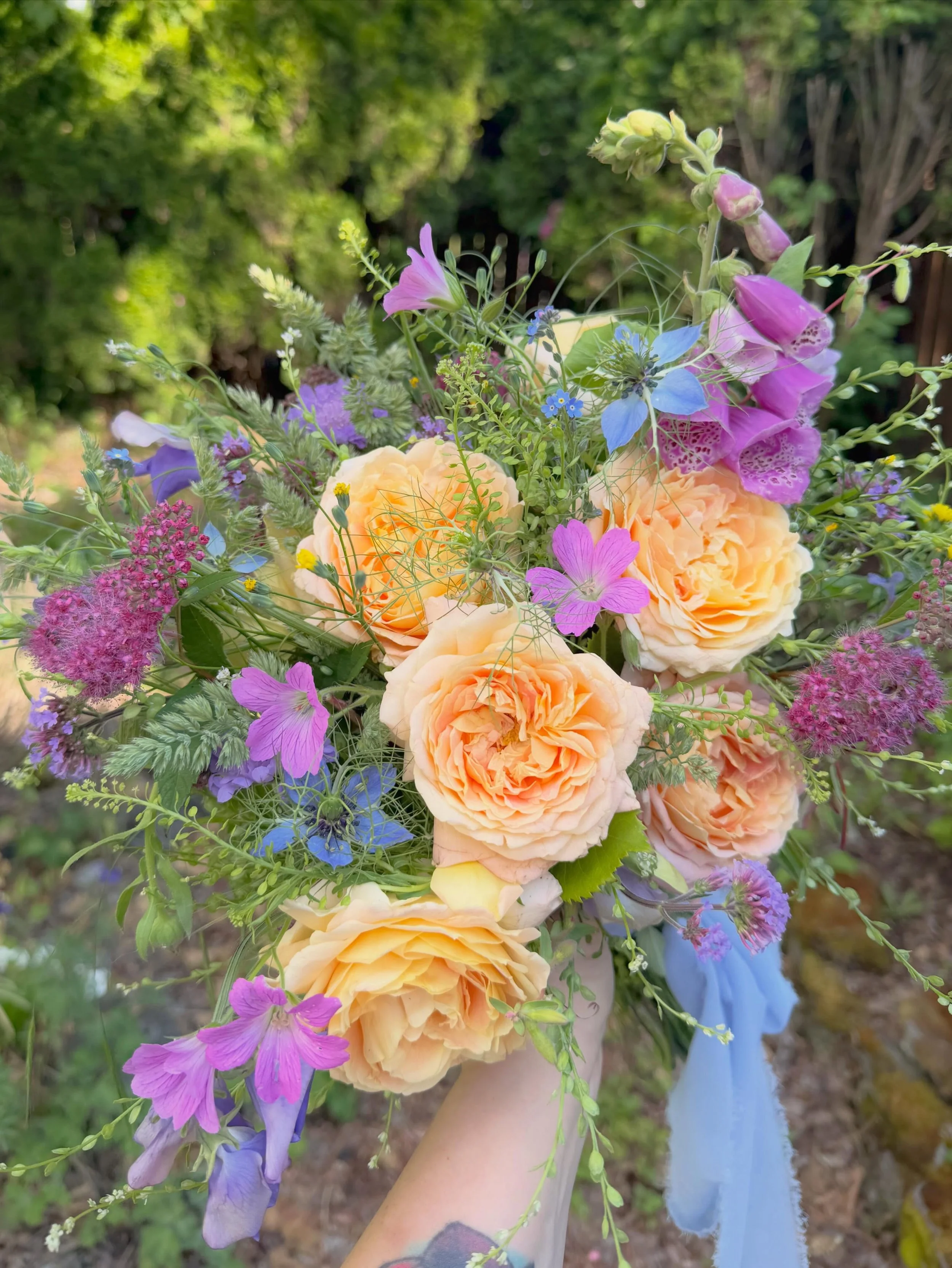 A garden bouquet to capture some of the lovely Spring May flowers ✨ These roses are my favorite &ldquo;Fun in the Sun&rdquo;, what is your favorite rose?