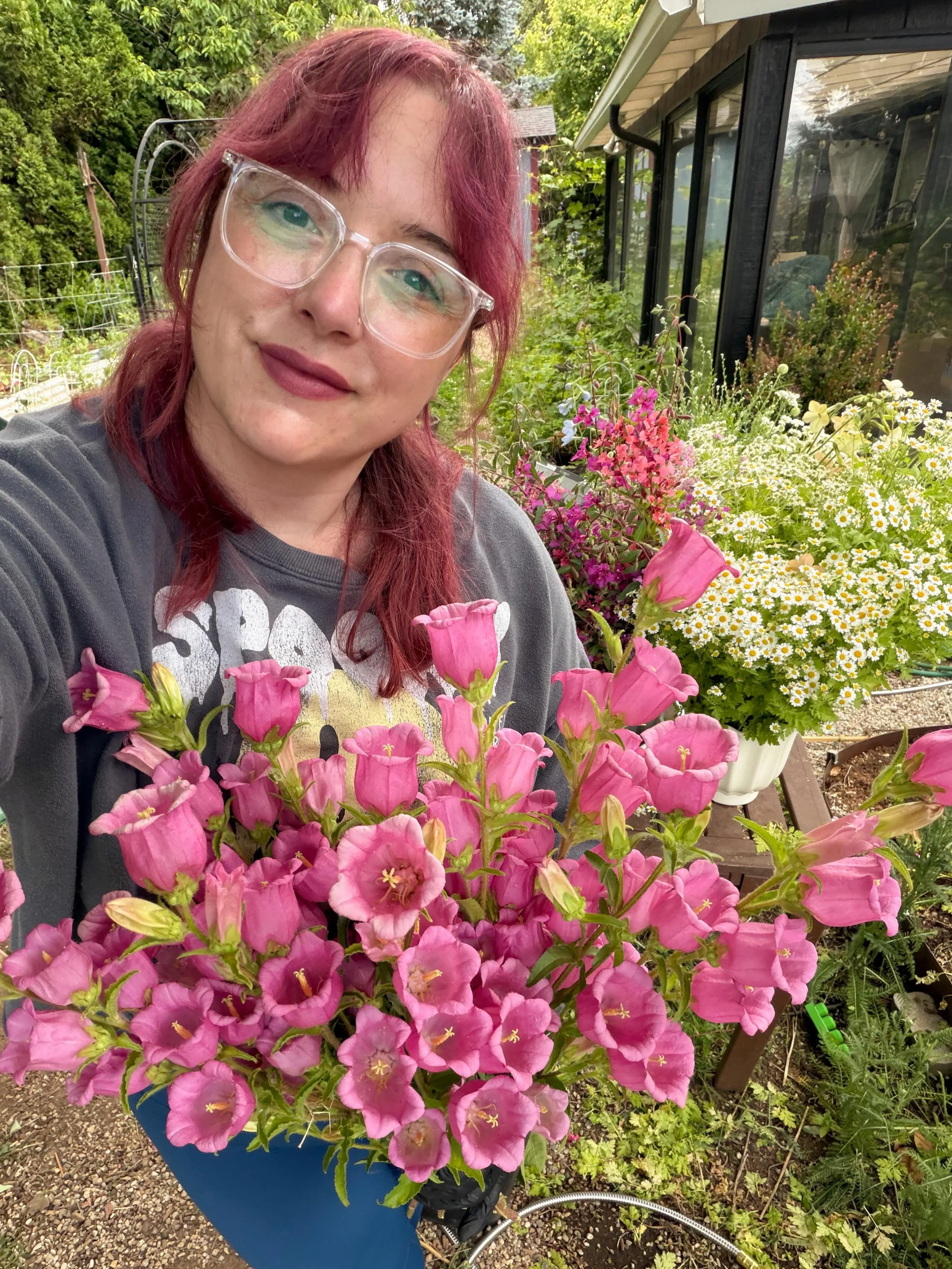 Harvest day for a wedding this weekend and an ala carte bouquet. Everything here has been grown here in my cutting garden 💕 So many beautiful blooms have arrived just in time. Look at the Canterbury bells! The sweet peas! Allllll the fragrant garden