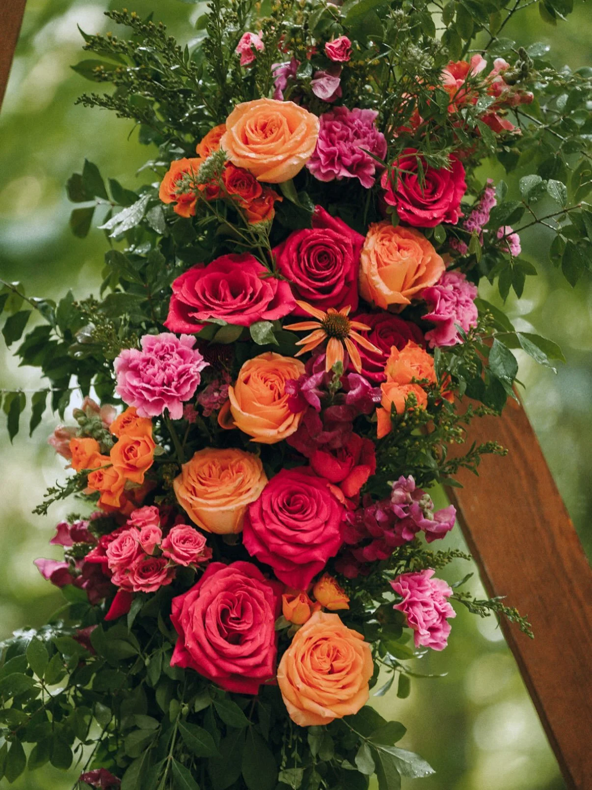 Hey wedding couples 💖 Did you know we make lush arch floral swags that can easily be removed and repurposed at your reception? No soaked floral foam or wet moss. It&rsquo;s mess free &amp; lightweight! 📸 @heyitszotti