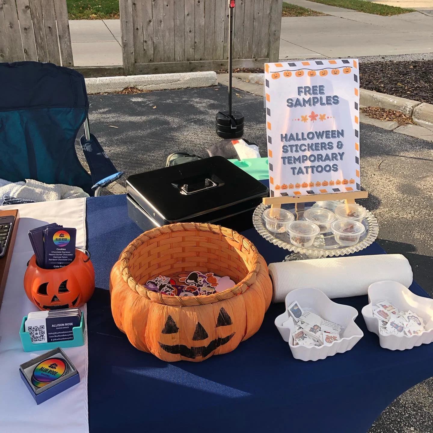 The @wfbfarmersmarket is open! Last outdoor market of the season! 

We have lots of fun freebies to kick off Halloween week! 🎃 

#farmersmarket #bakery #whitefishbay