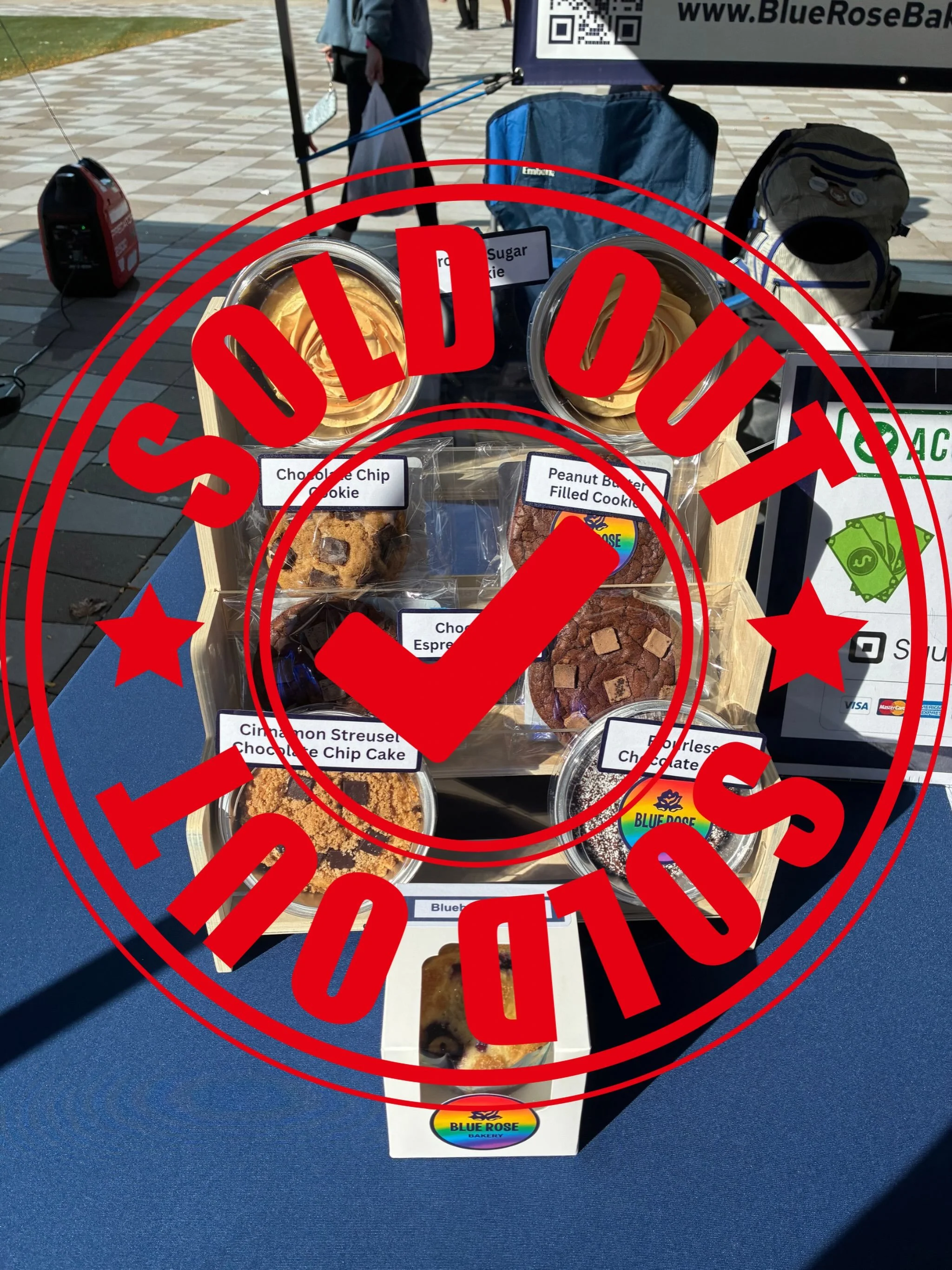 WE SOLD OUT!!! 😃

Thank you soo much to everyone who stopped by the Blue Rose booth today!! 💙 

Only one more market this fall season to catch Blue Rose at the @shopdeerdistrict in two weeks on 10/18! Hope to see you there! 😎 

#grateful #bakery #