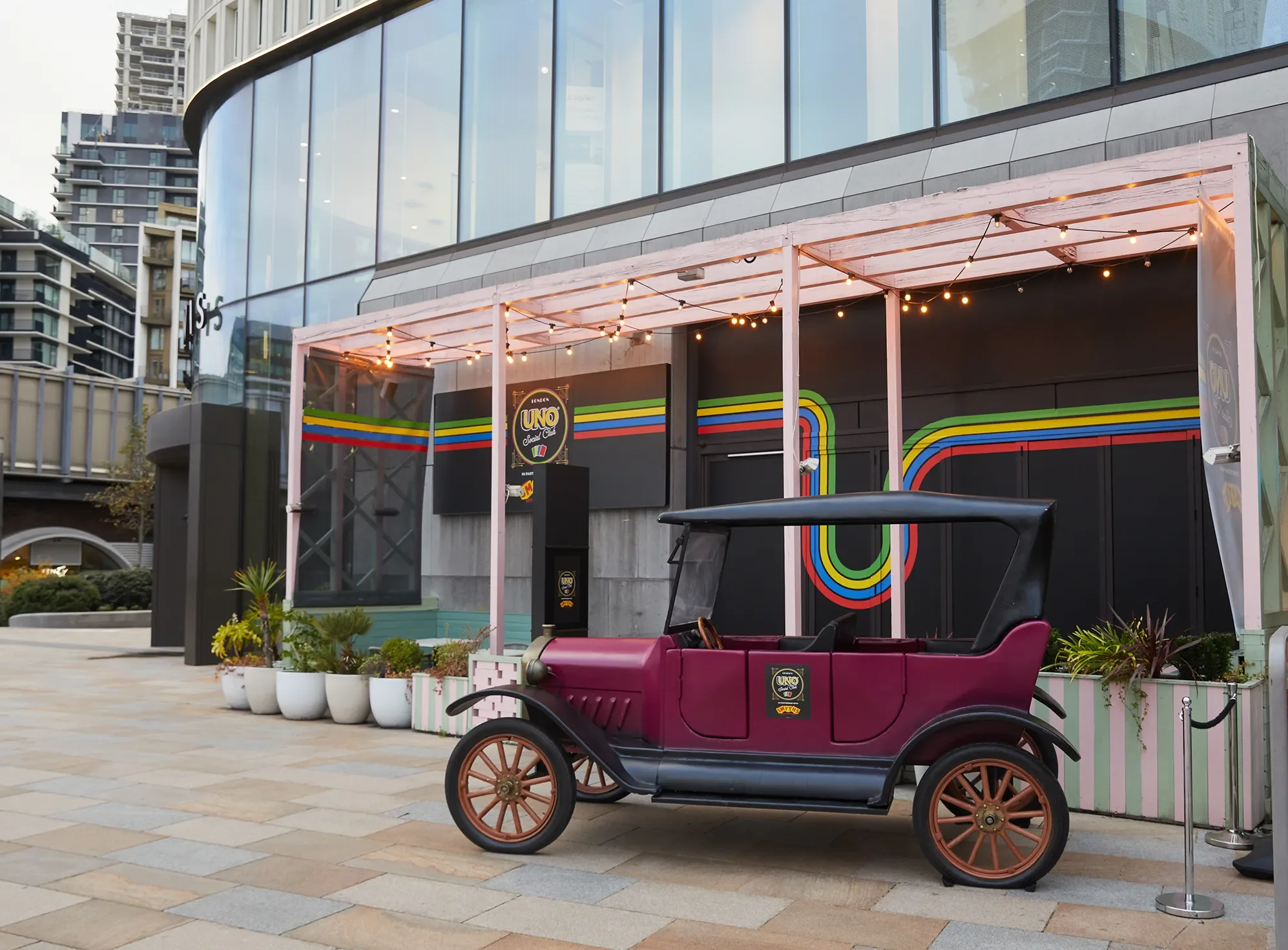 Uno Social Club, Exterior