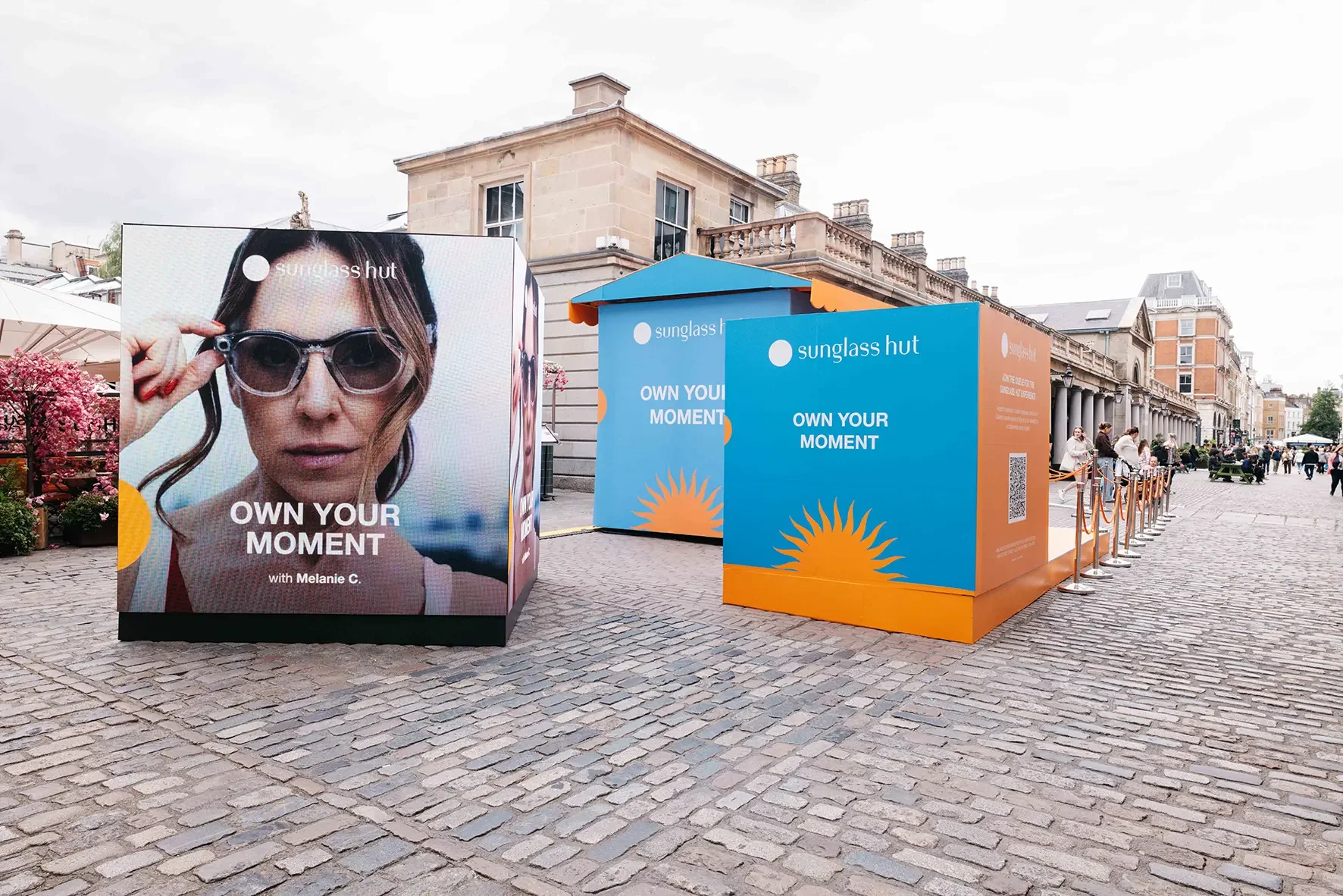 Sunglass Hut Pop-up, Screens