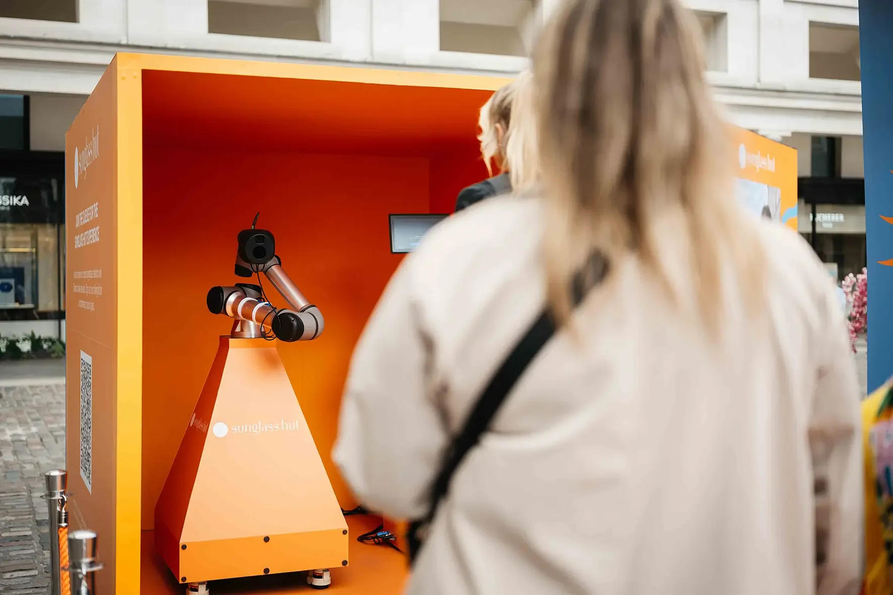 Sunglass Hut Pop-up, Glambot