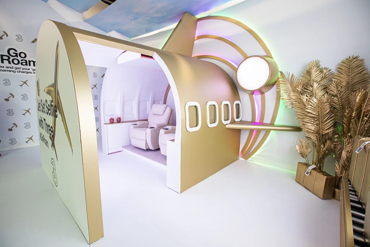 Three mobile, Jet Set Selfie, Interior