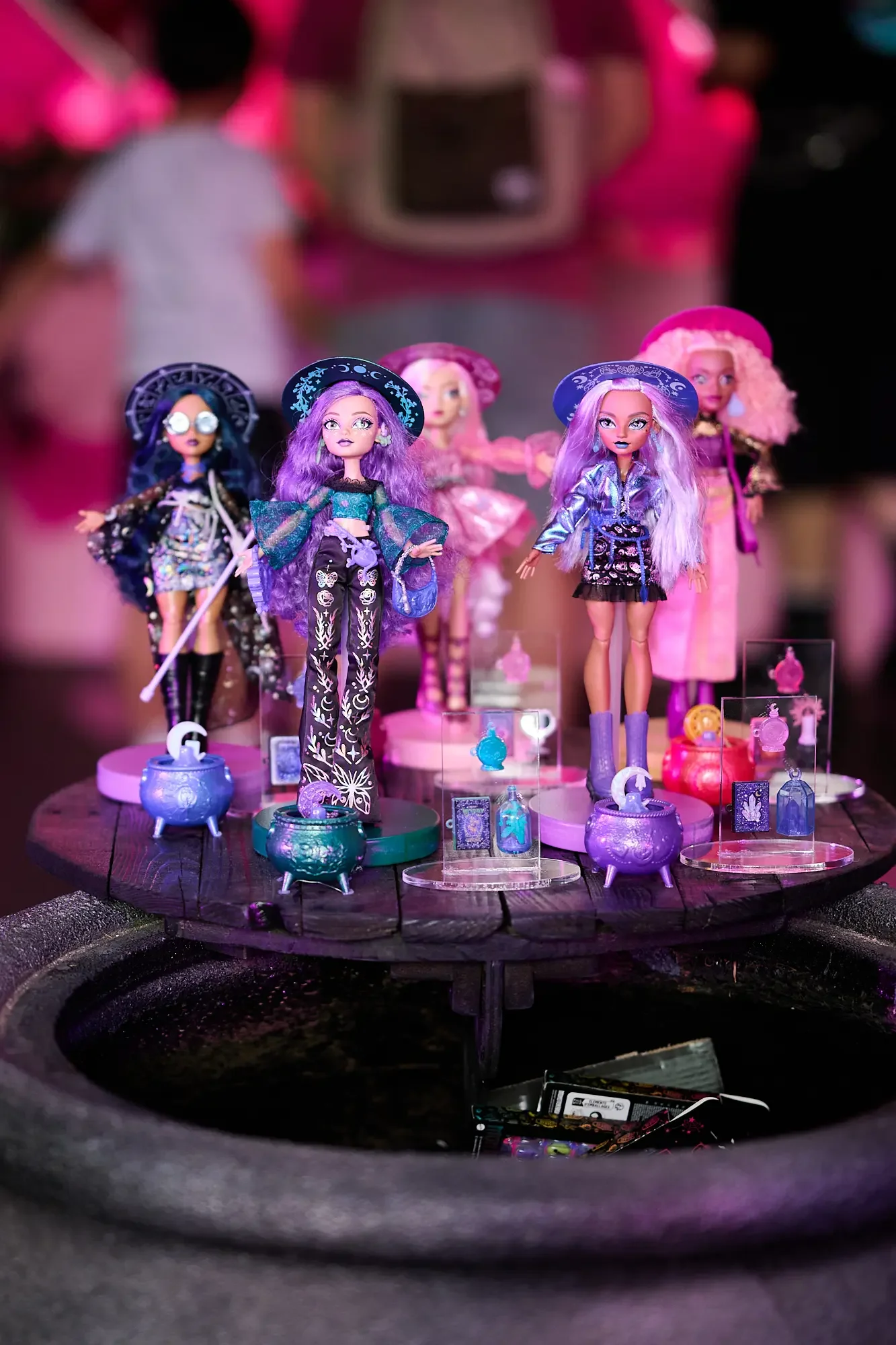 Moonspell by Monster High, Pop-up Outernet dolls 