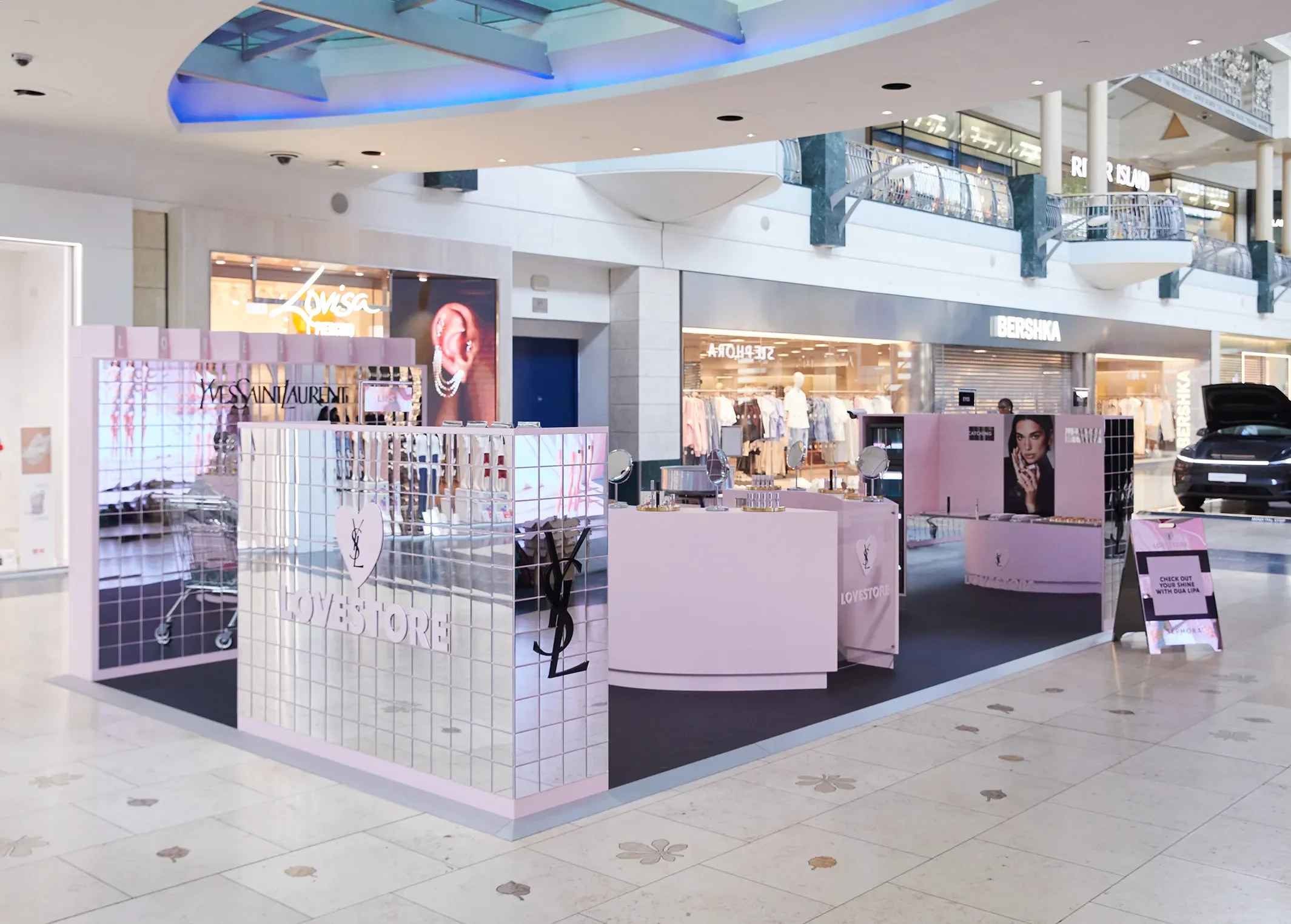 YSL Lovestore, Stand design