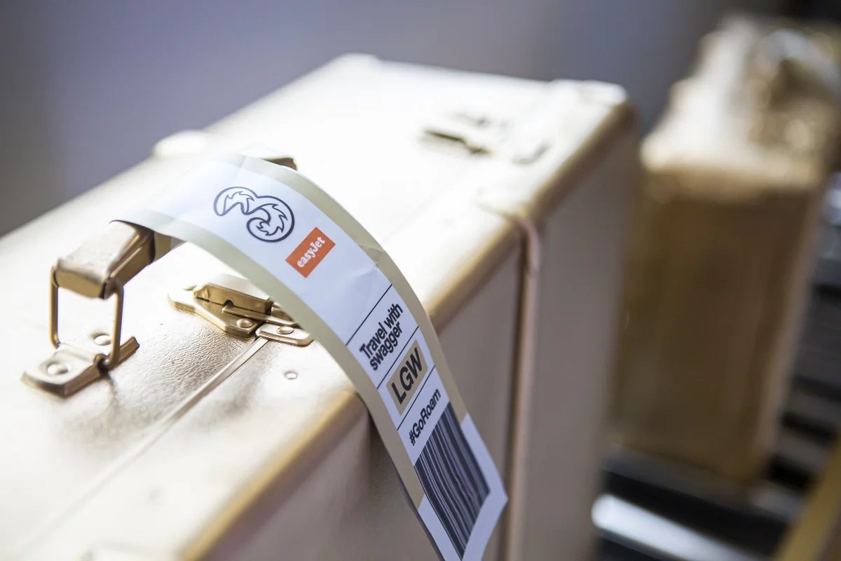 Three mobile, Jet Set Selfie, Suitcase Prop