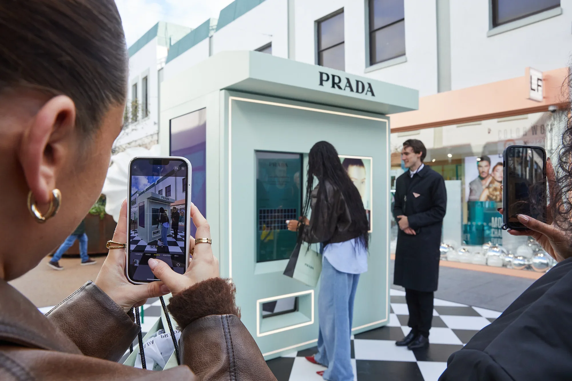 Prada Paradoxe, Fragrance Vending Machine customer