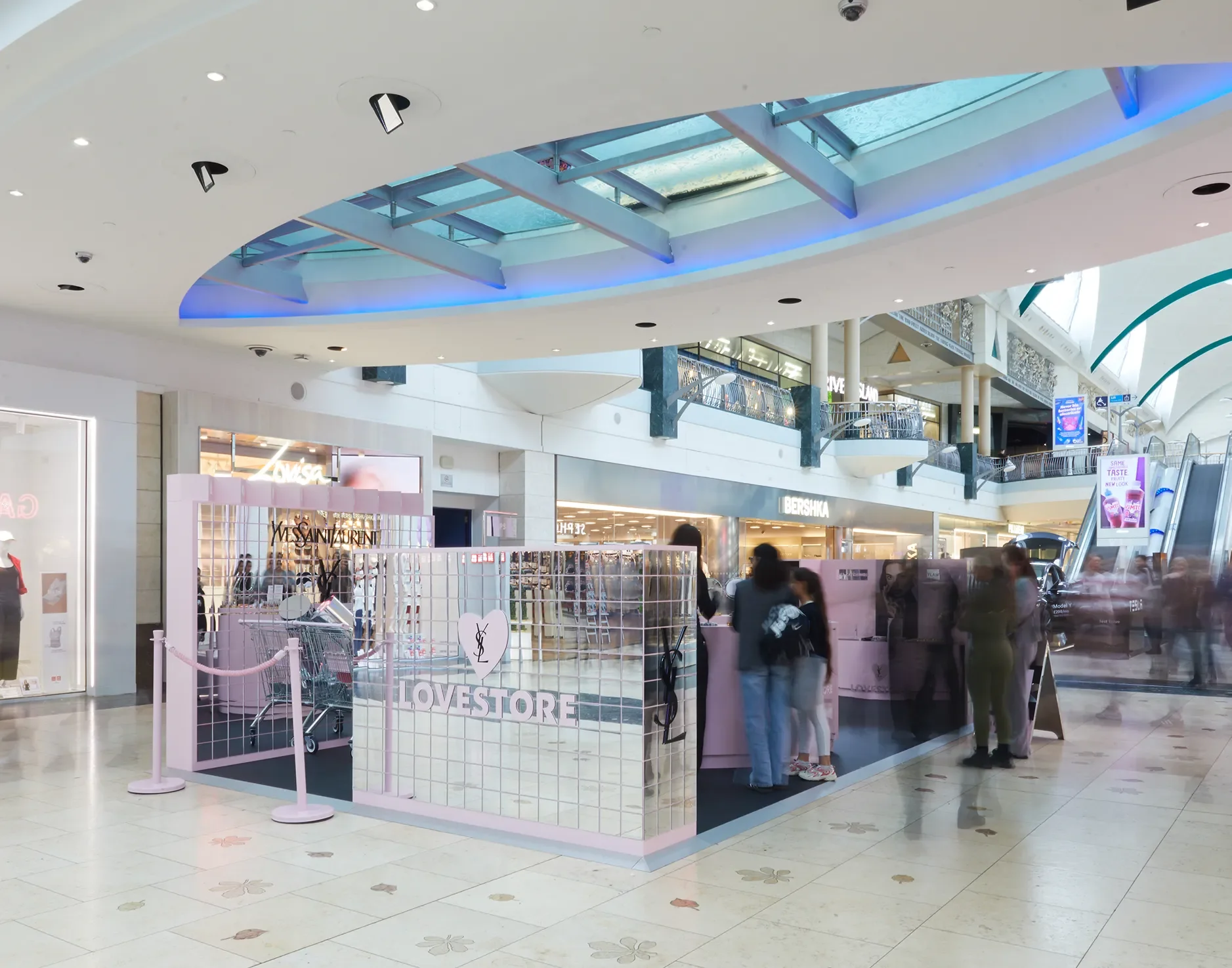 YSL Lovestore, Stand busy with customers