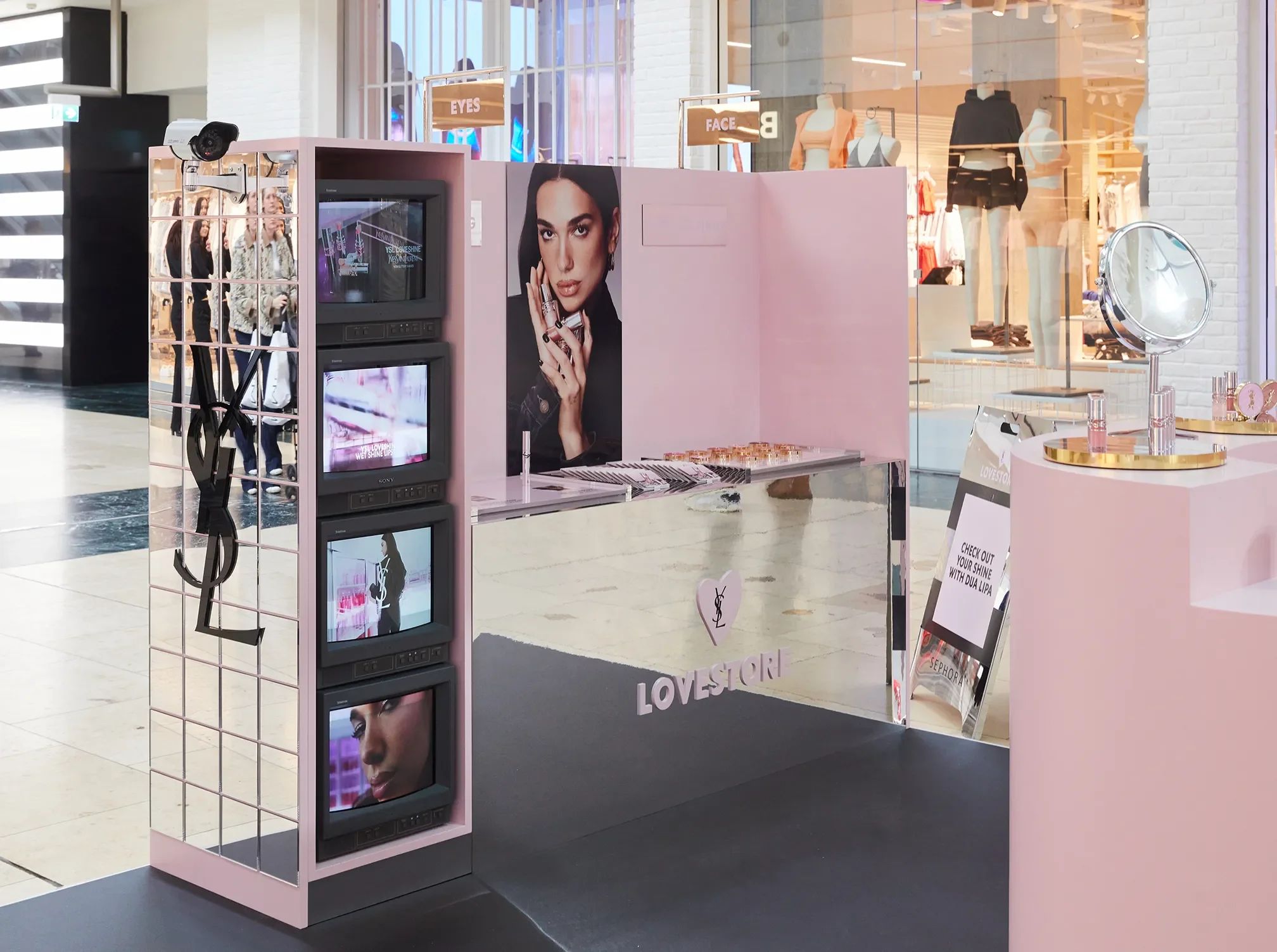 YSL Lovestore, Product display