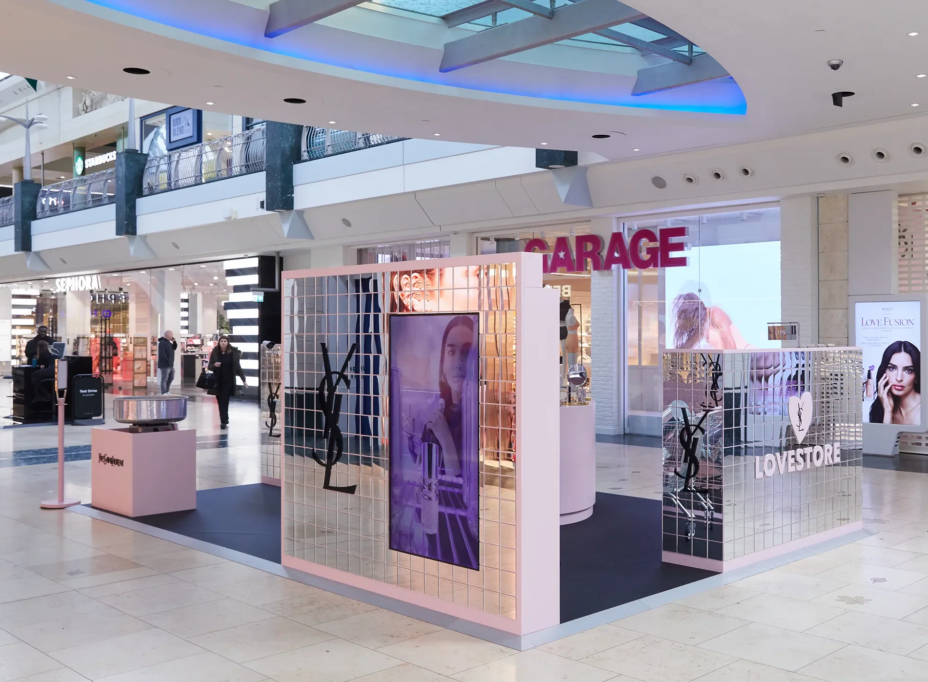 YSL Lovestore, Stand back