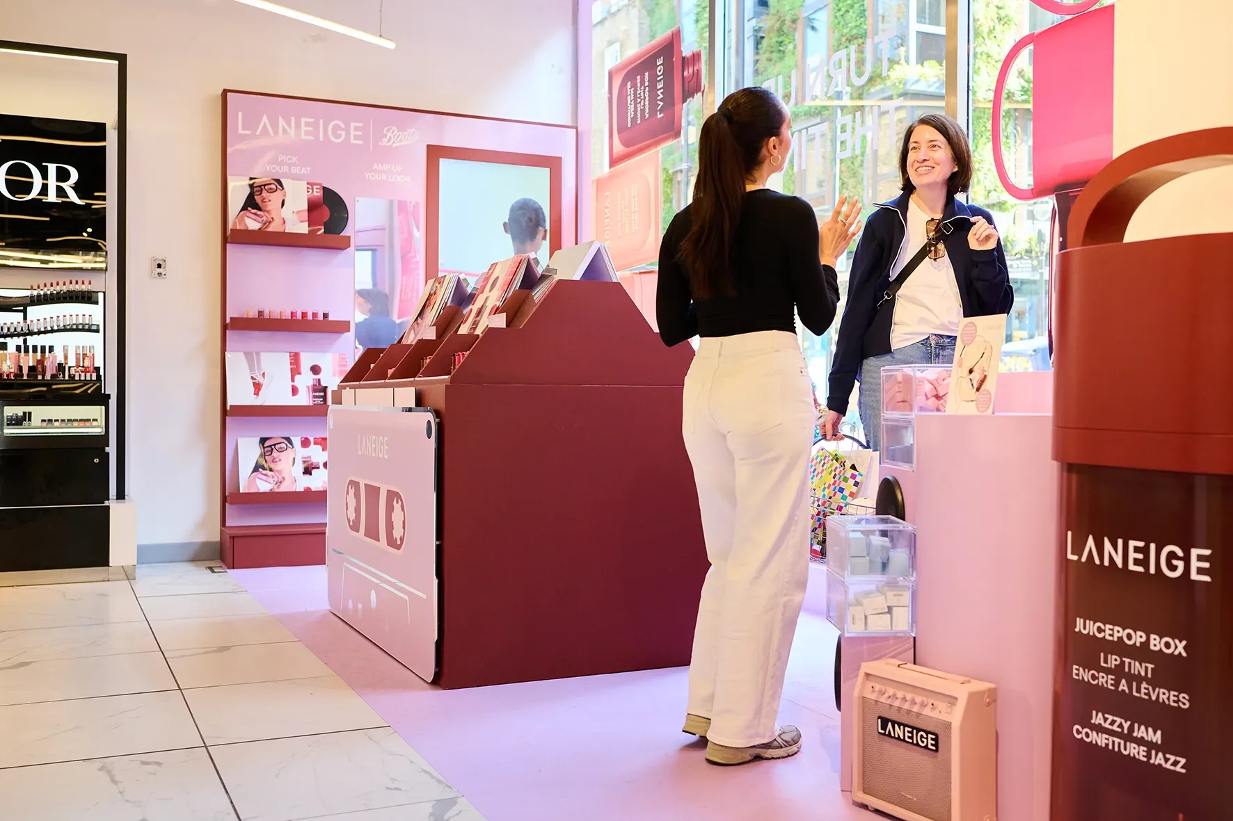 Laneige, Juice Pop Party, Customer playing game