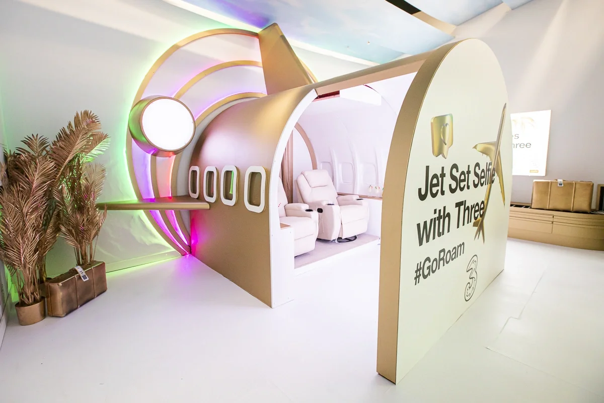 Three mobile, Jet Set Selfie, Interior