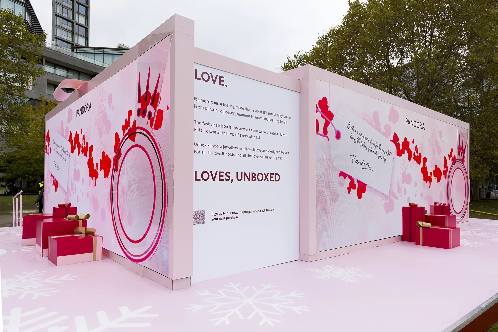 Pandora, Love Unboxed, Exterior