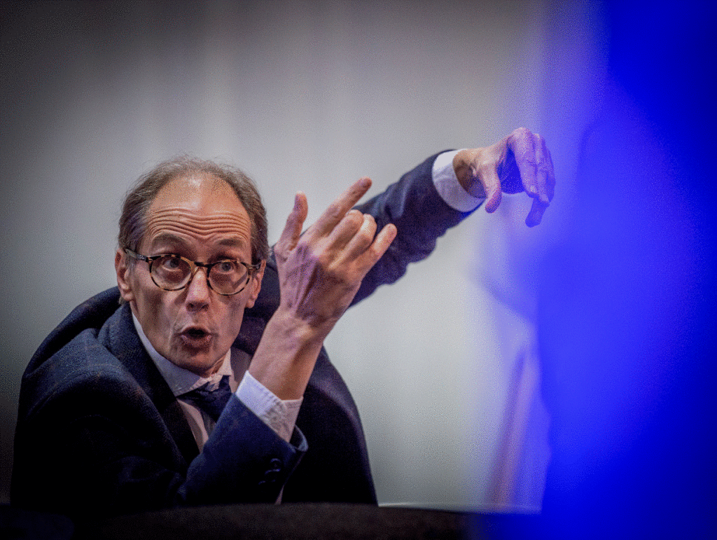 Roland-Peelman-by-Anthony-Browell-1024x771 (1).gif