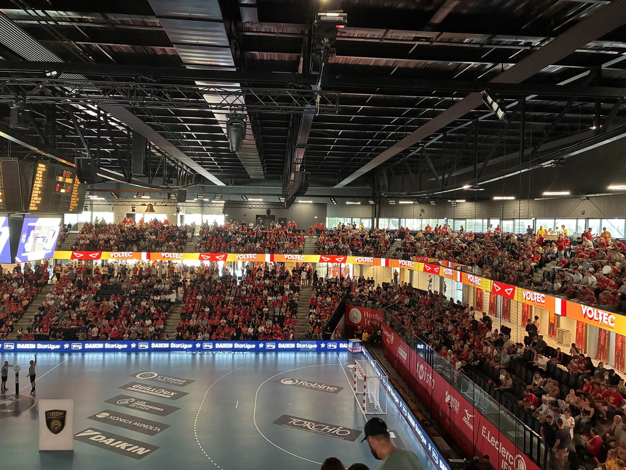 [RÉFÉRENCE] PALAIS DES SPORTS DE CAEN - MISE EN PLACE D’UNE COURONNE LED.