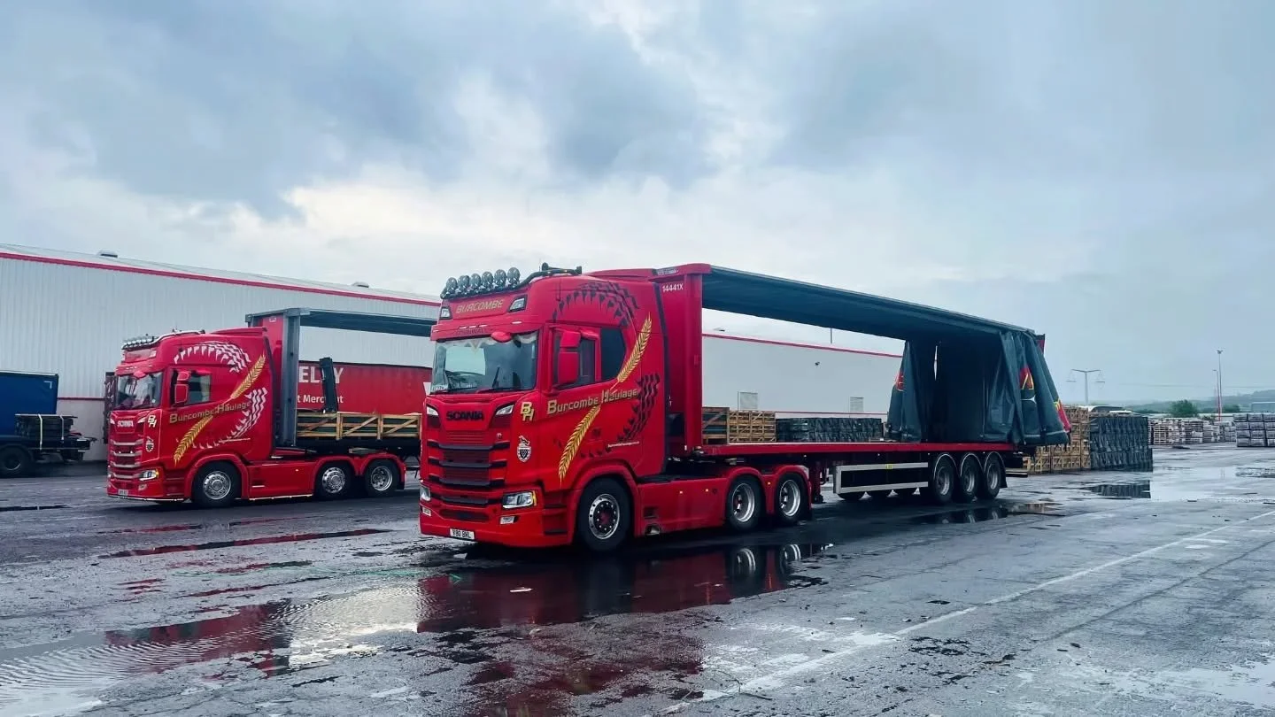 That pop of red on a grey day !🔴
Two Burcombes at Portbury Docks collecting slate and heading back to Cornwall.