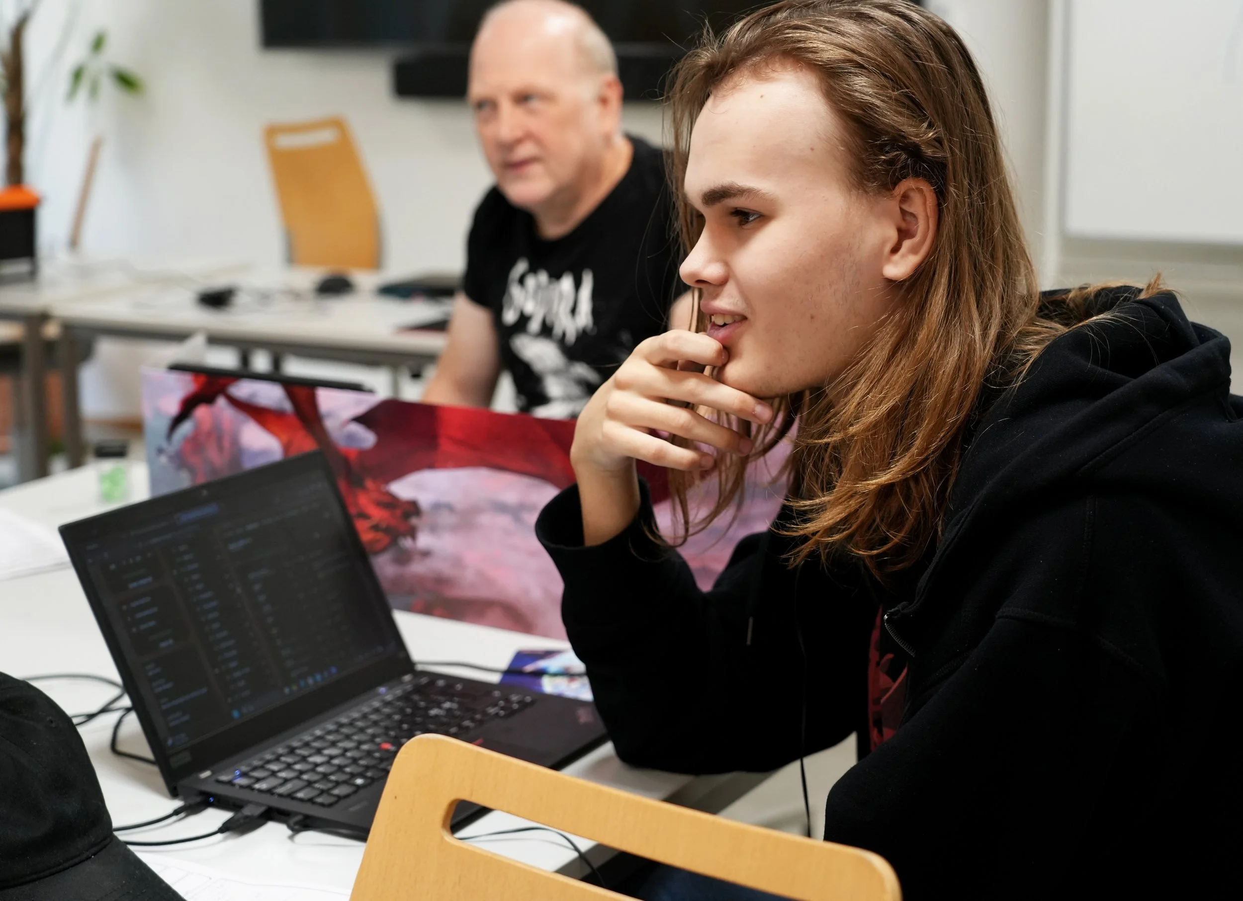 Elever på Game Design-linjen på Vordingborg Fri Fagskole lærer at skabe spil, udvikle 3D-landskaber, karakterer, lyd og programmering, mens de arbejder med historier og digitale værktøjer i praksis og besøger spilvirksomheder og uddannelser.