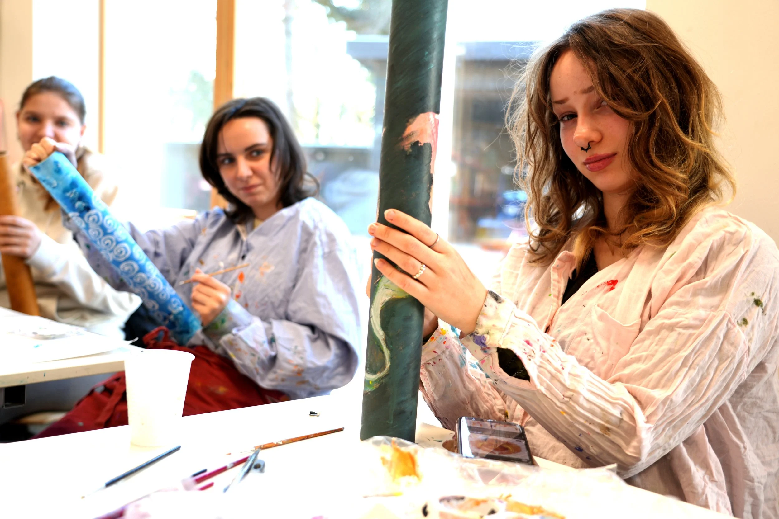 Elever på Art Design-linjen på Vordingborg Fri Fagskole arbejder med kreative og kunstneriske processer, eksperimenterer med tegning, maleri, skulptur, installation og digitale medier, og udvikler idéer fra koncept til færdigt værk.