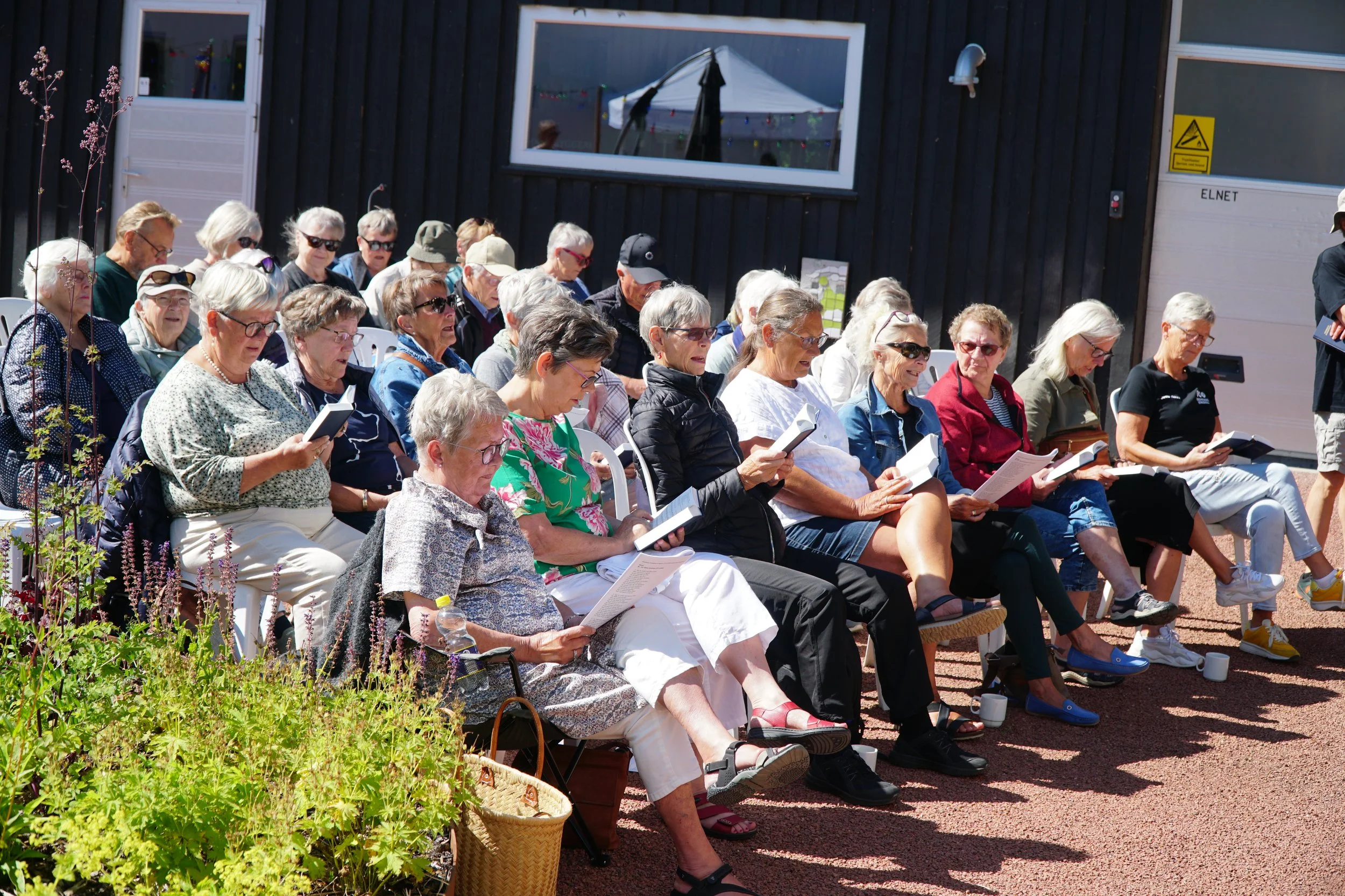 Højskoleaftener på Vordingborg Fri Fagskole afholdes i Brobygningen og byder på fællessang, fortællinger og foredrag over 8 aftener. Der er gratis adgang samt mulighed for at købe kaffe og kage i pausen.