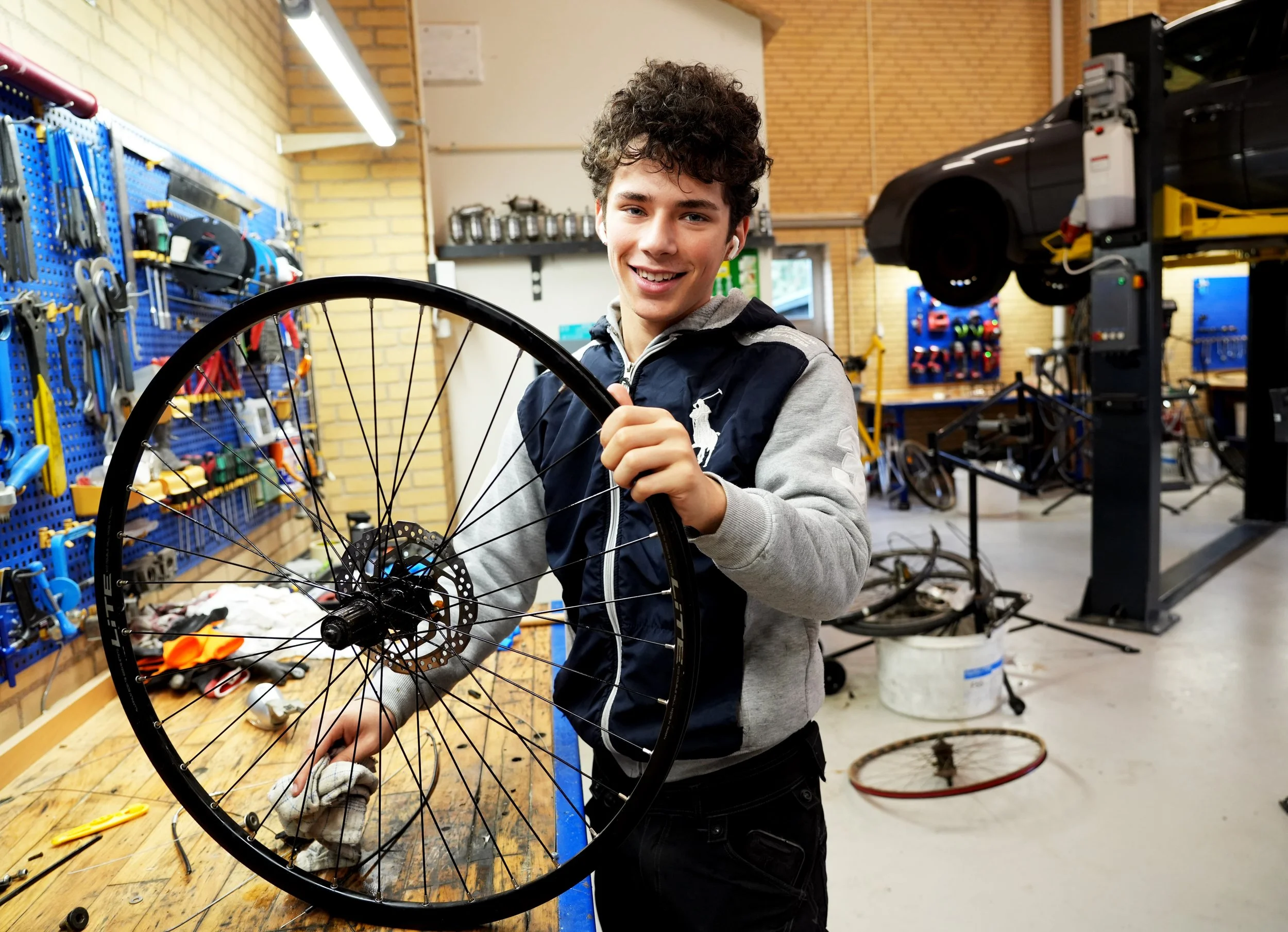 Elever på Håndværks-linjen på Vordingborg Fri Fagskole arbejder praktisk med tømrer-, murer-, VVS-, maler- og smedefag samt mekanik og cykelreparation, hvor de kombinerer håndværk, teori, fordybelse og samarbejde i projekter.