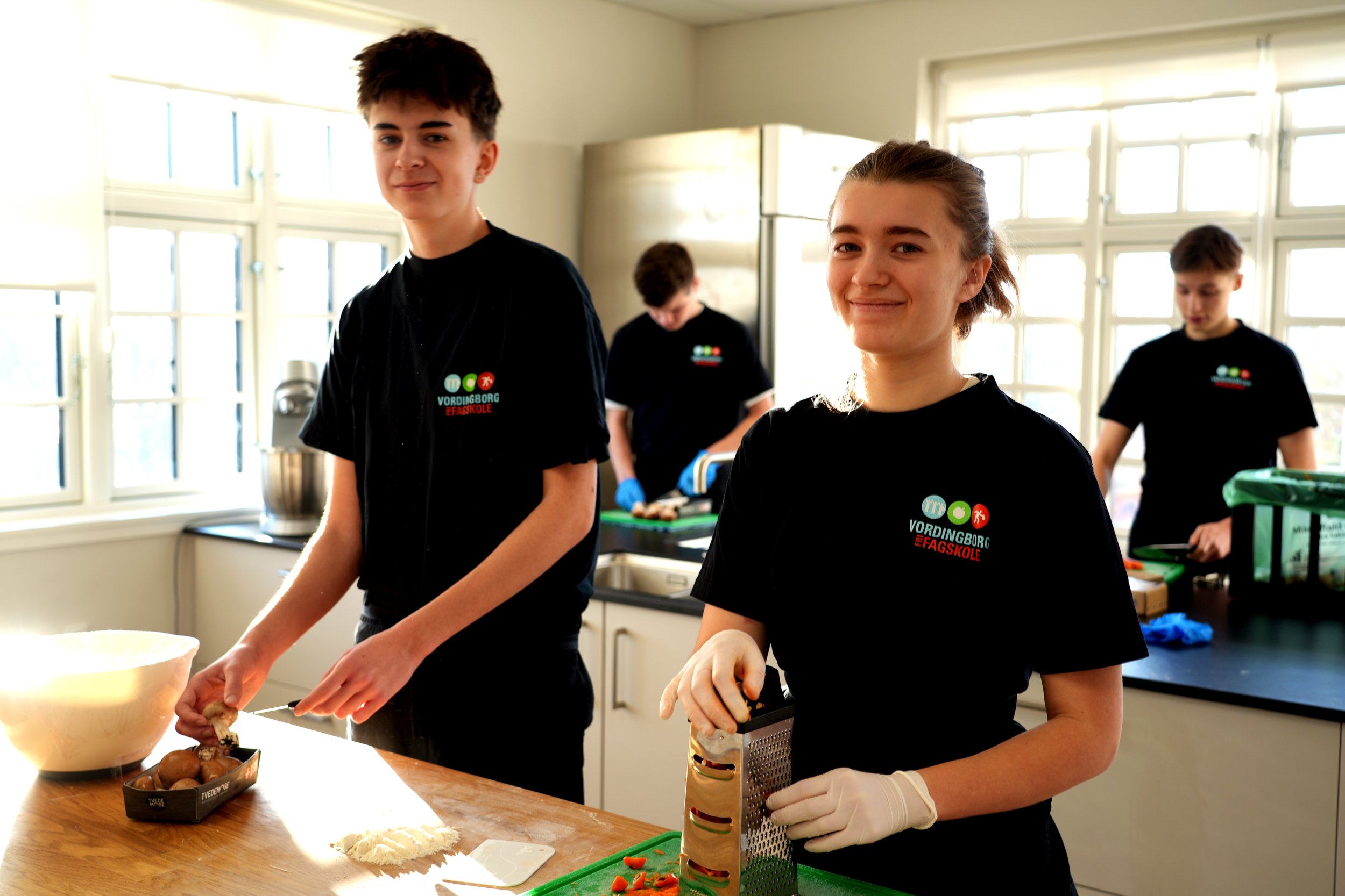 Elever på Gastronomi-linjen på Vordingborg Fri Fagskole lærer at tilberede mad, planlægge arrangementer og arbejde med fødevarer fra jord til bord, samtidig med at de udvikler gastronomiske færdigheder, samarbejde og hygiejne i praksis.