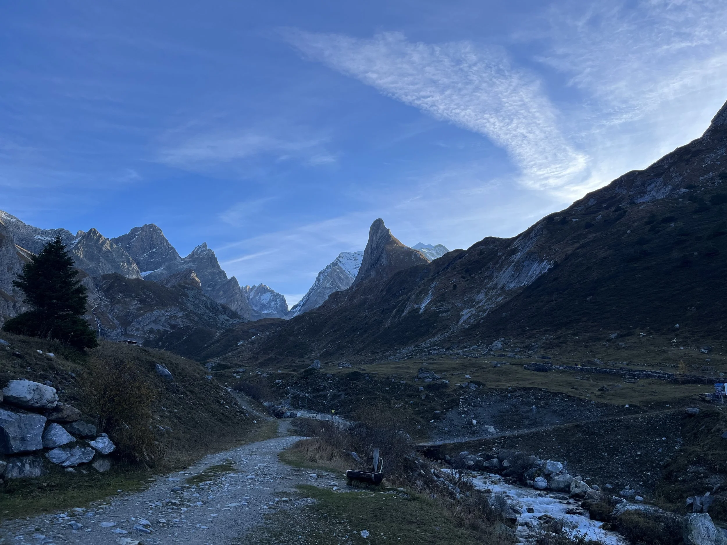 De gauche à droite : Pointe de la Grande Glière (3392m), Pointe de la Petite Glière (3321m), Aiguille de l'épela (3421m), Grande Casse (3855m), Pointe Mathews (3783m). En premier plan, l'Aiguille de la Vanoise (2796m).