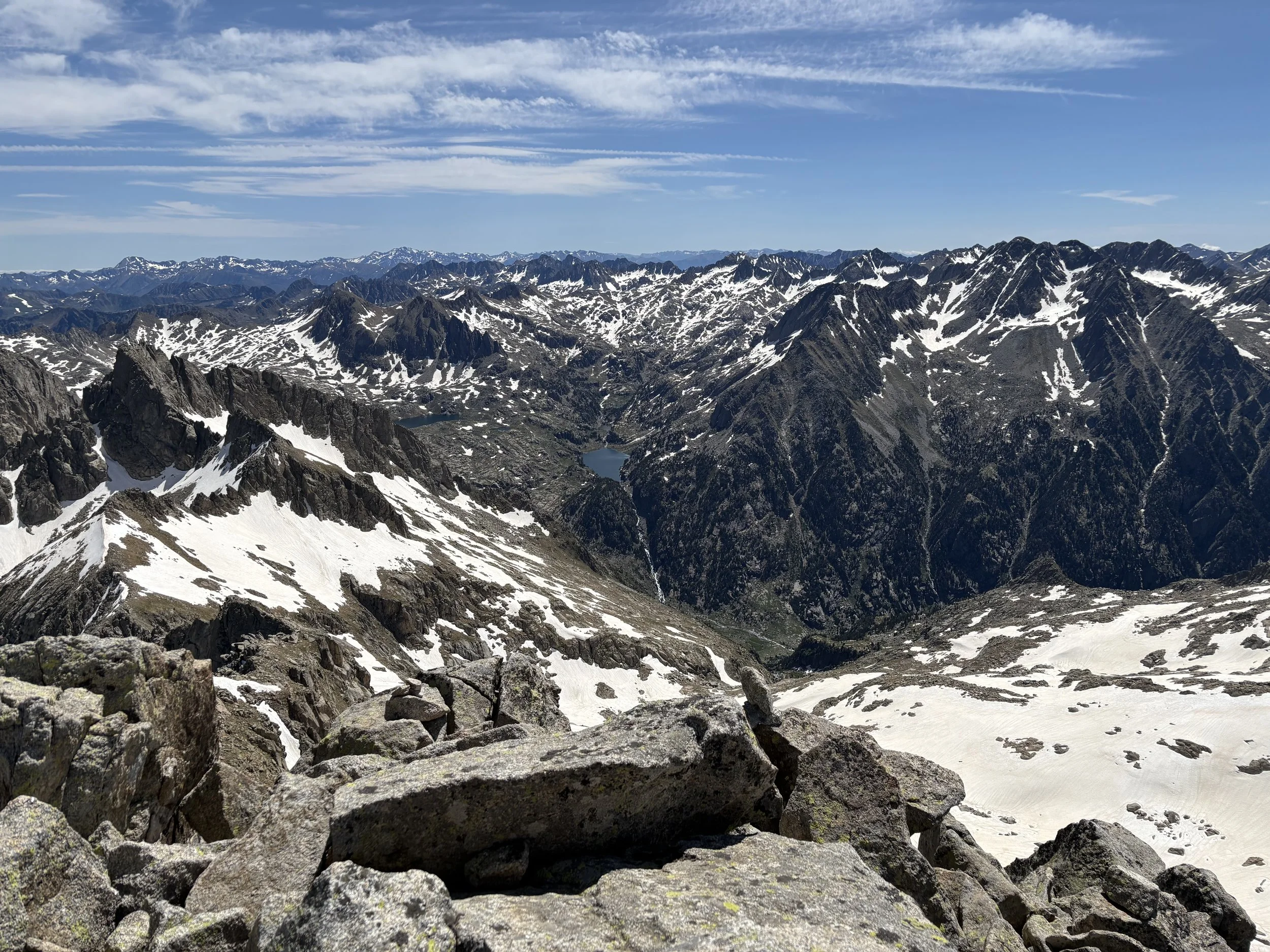 Estany Negre en fond et massif des Encantats