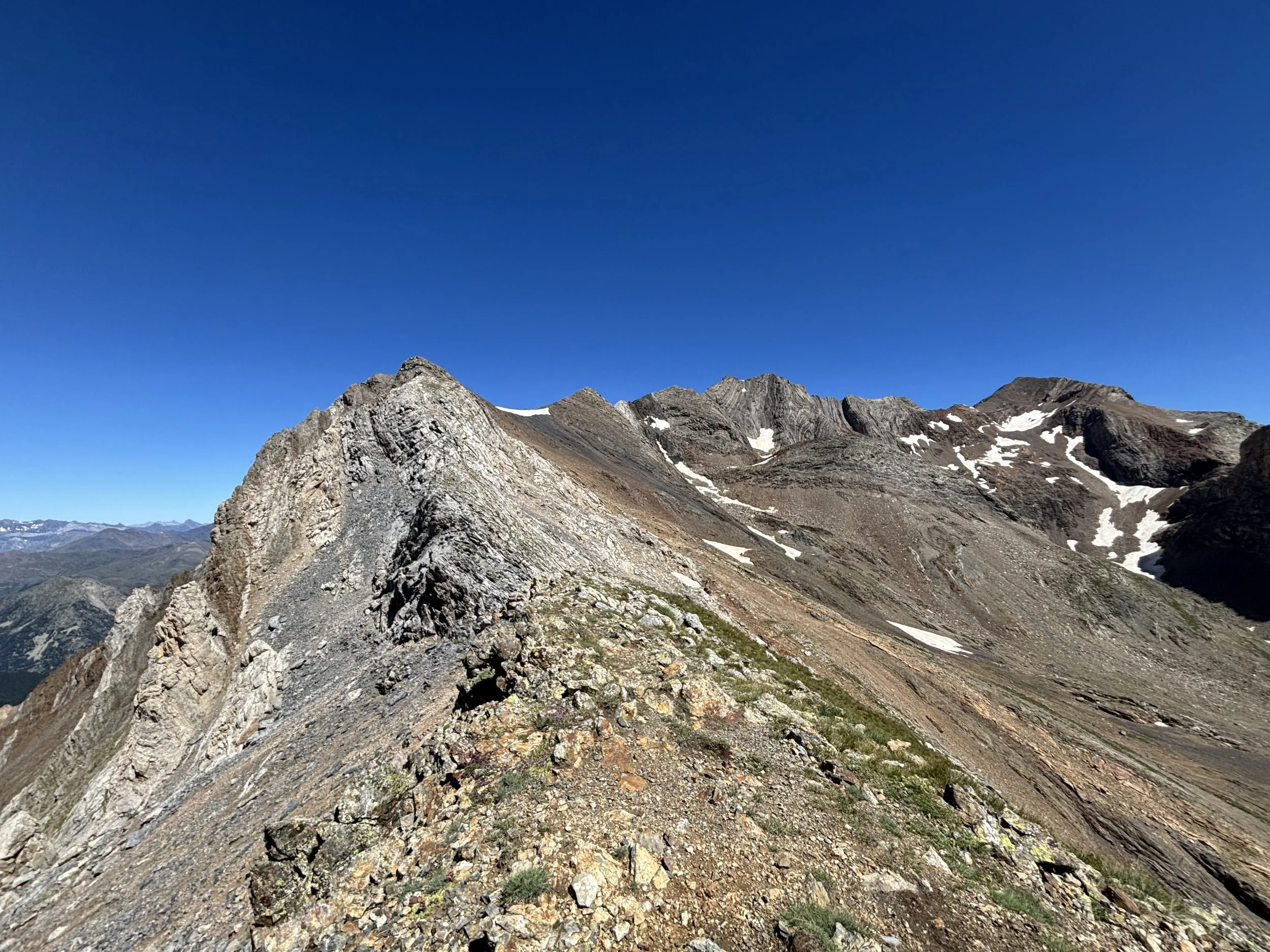Du Pic des Pavots au Pic des Posets avec le Pic d'Espadas au centre