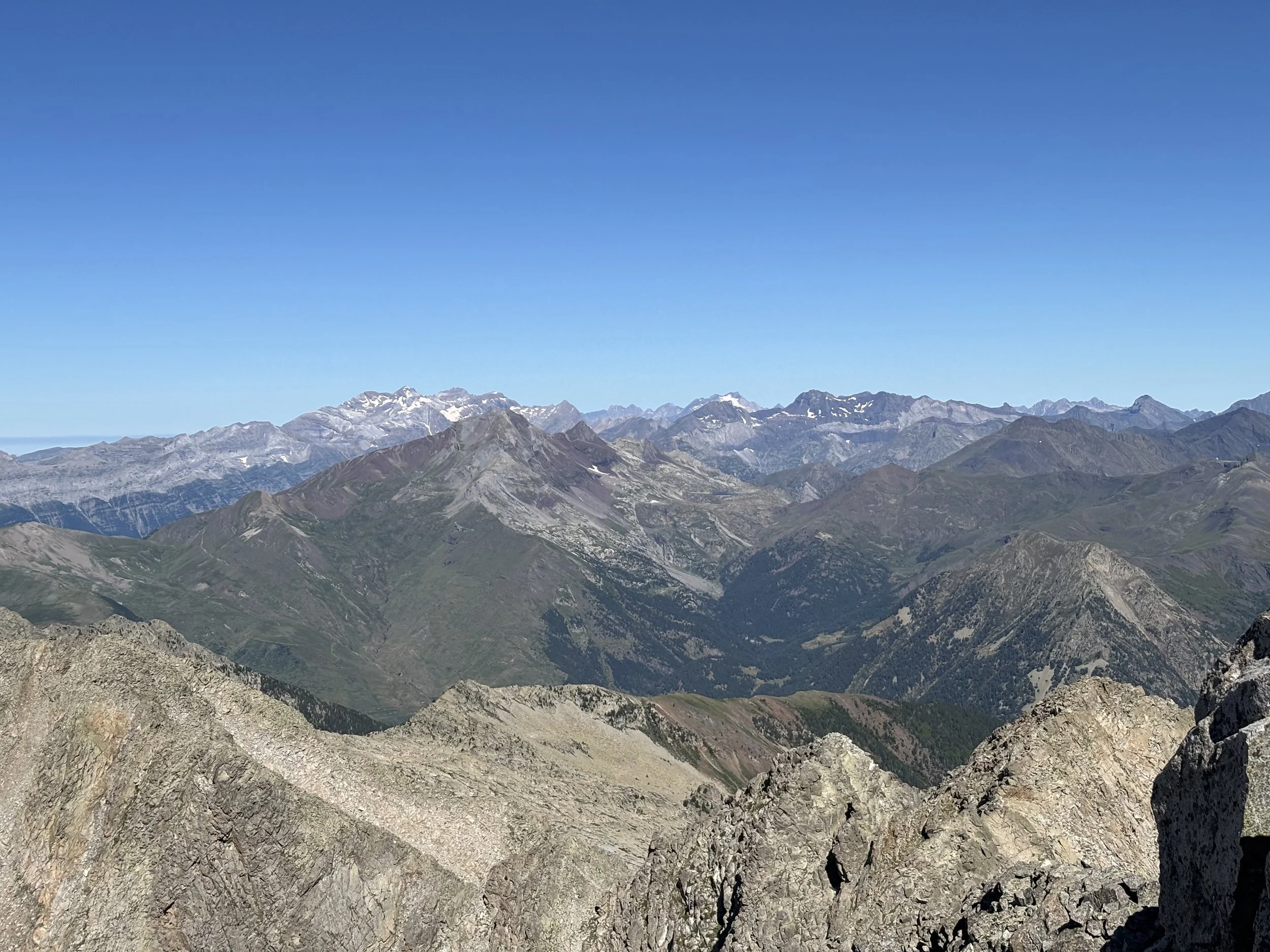 De gauche à droite : vue sur le massif du Mont Perdu, du Balaitous et du Vignemale (pointe au milieu)