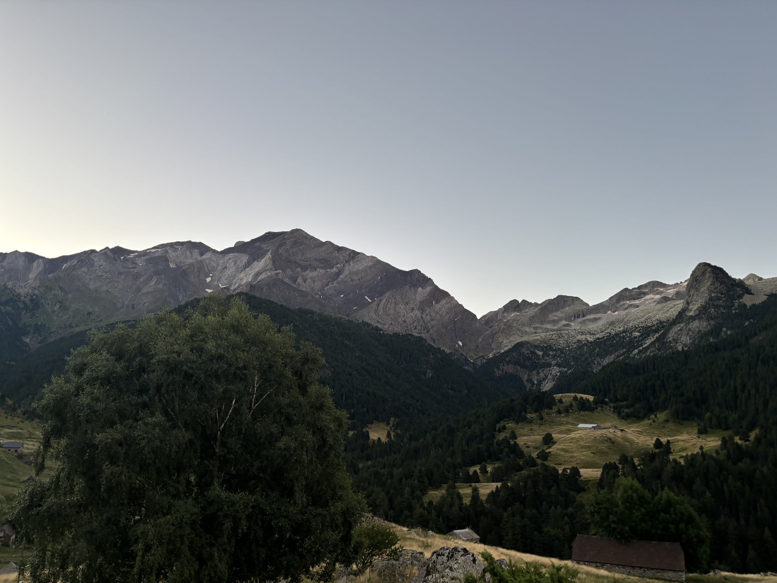Pic des Posets et Pic d'Espadas (massif à gauche) - Pic de la Forqueta (pointe après le col)