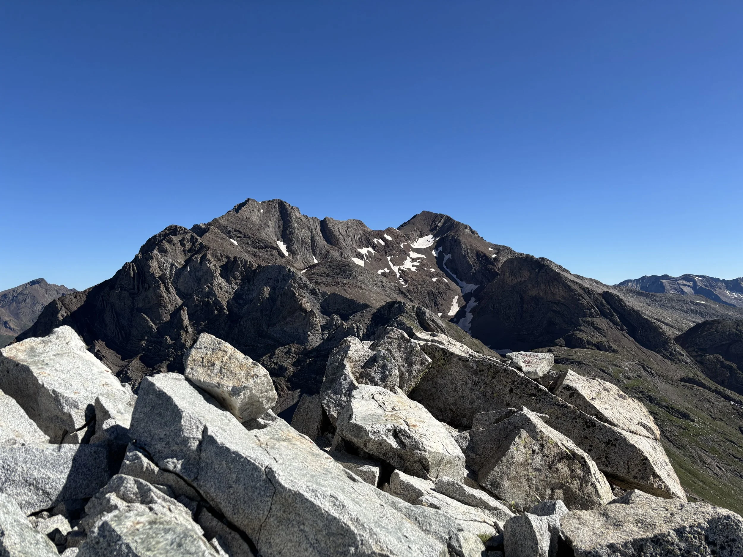 Pic Espadas (gauche) et Pic de Posets (droite)