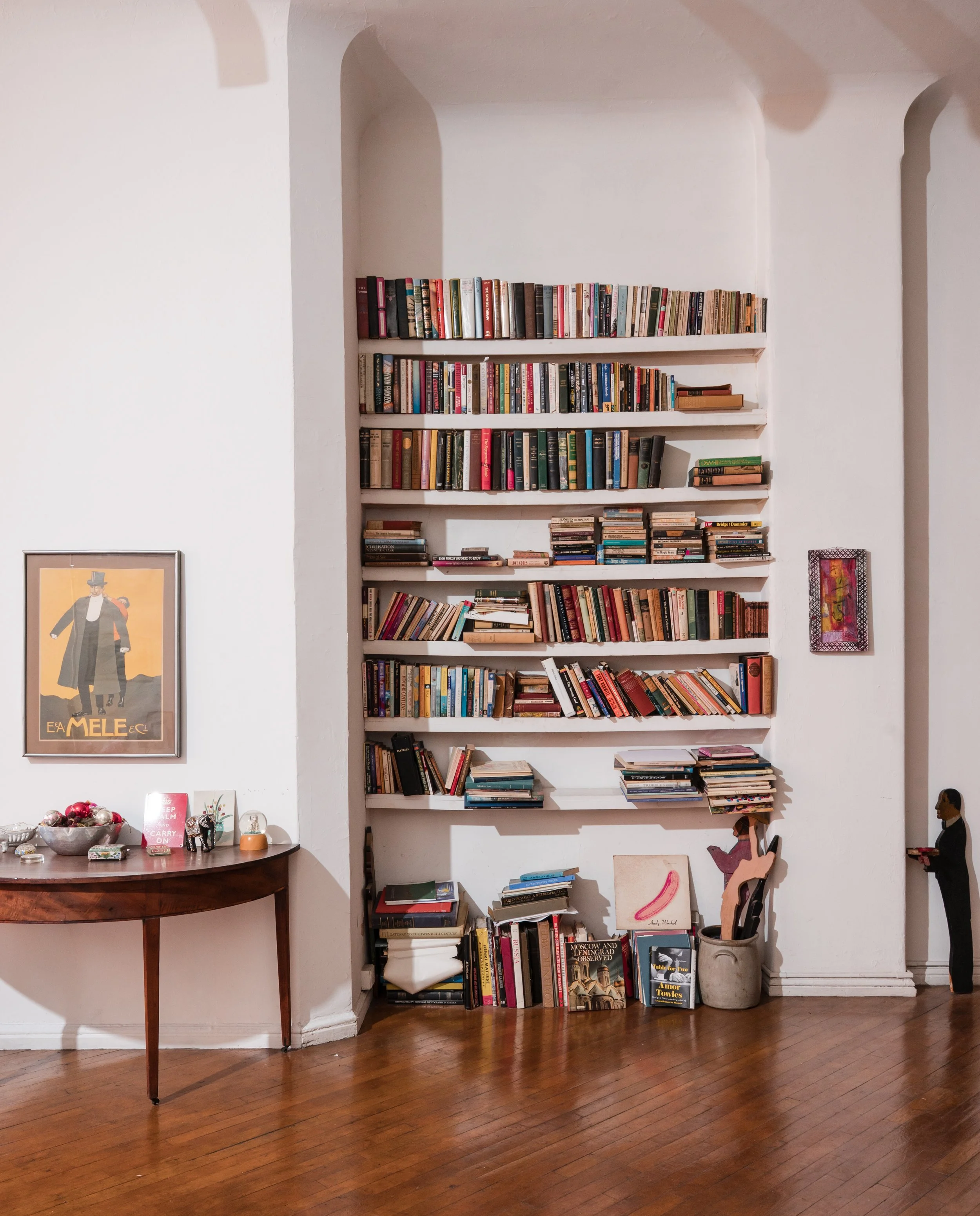 Built-in bookshelves filled with psychology, sexuality, literature, and history books.
