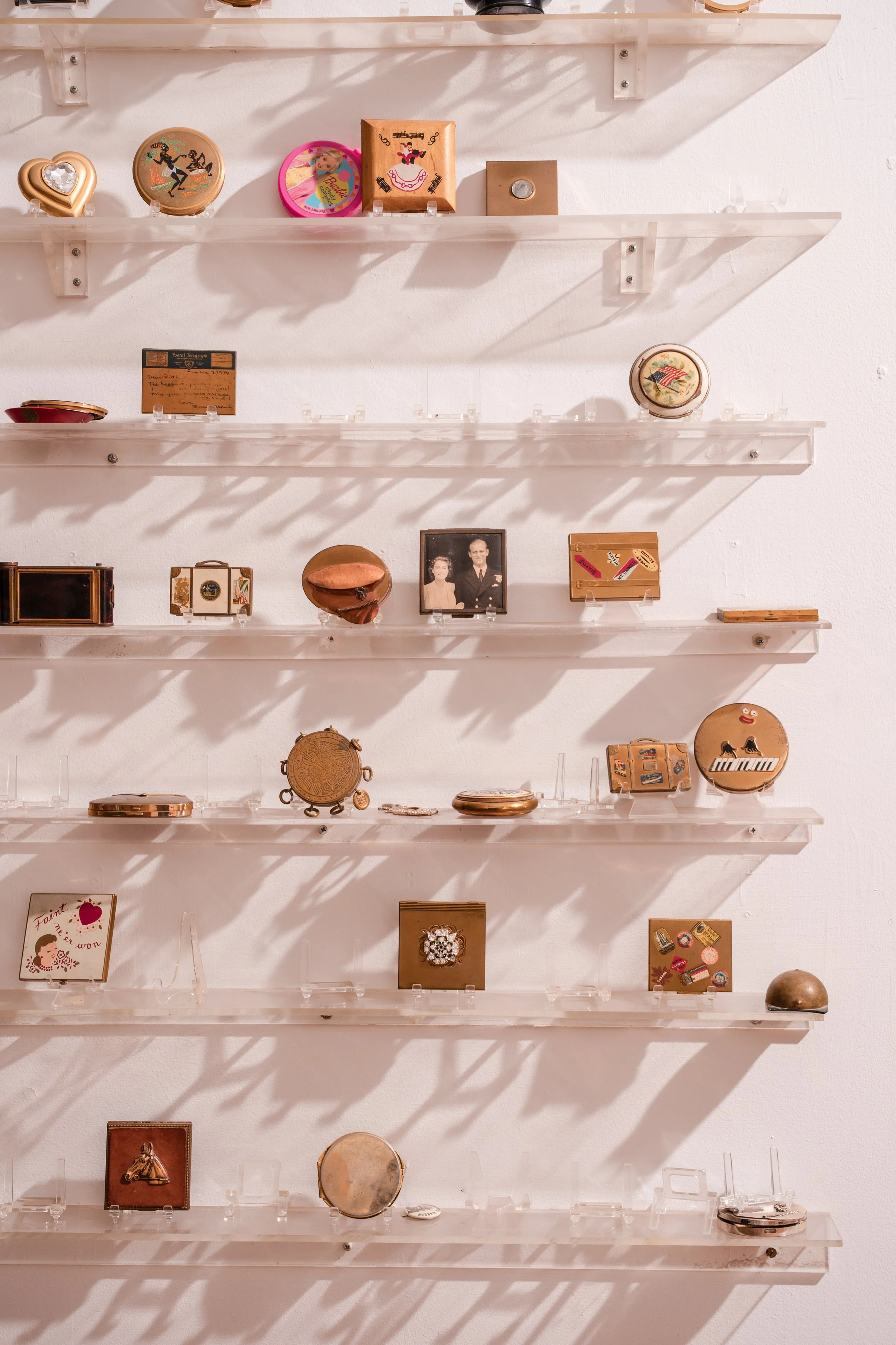 12-antique-compacts-collector-home-new-york.jpg