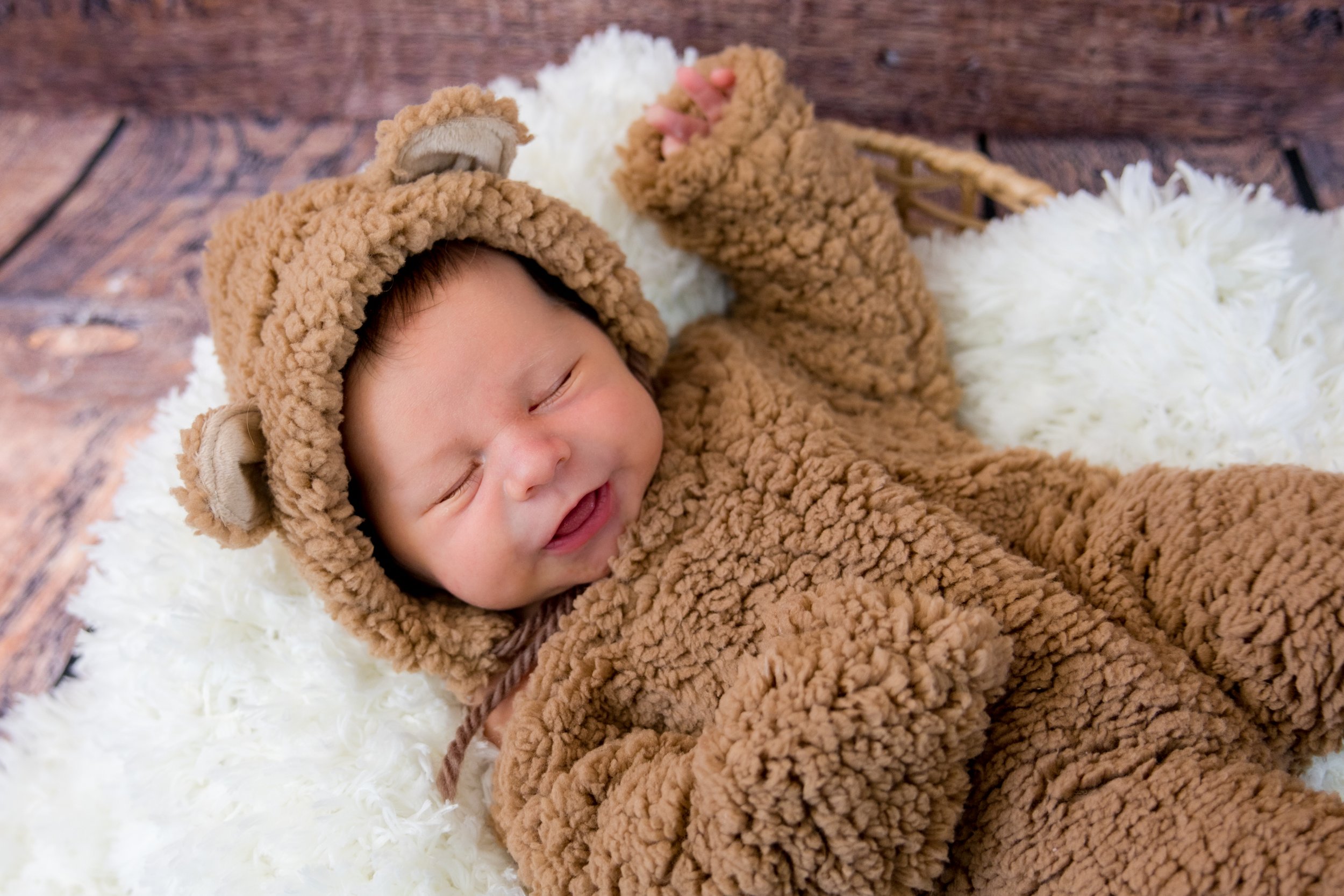 Capturing Newborn Moments: Eric's First Photoshoot in My New Home Studio