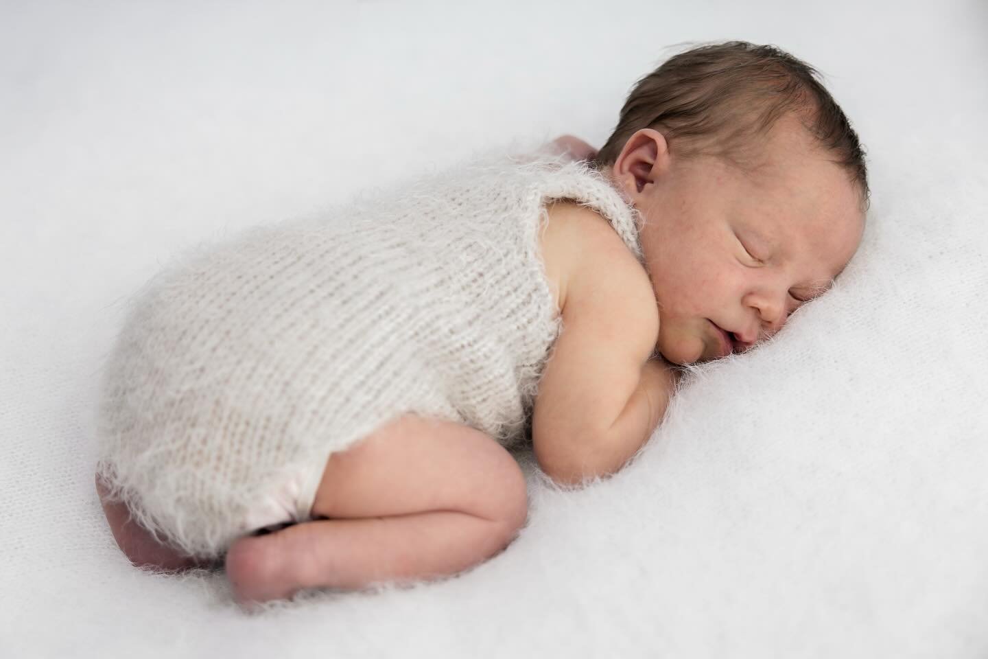 11 Day old little Blair was such a joy to photograph! 

They&rsquo;re only this little once&hellip;

Tiny toes, squishy cheeks, and the sweetest cuddles - there&rsquo;s nothing quite like capturing those first precious days. My newborn sessions are c