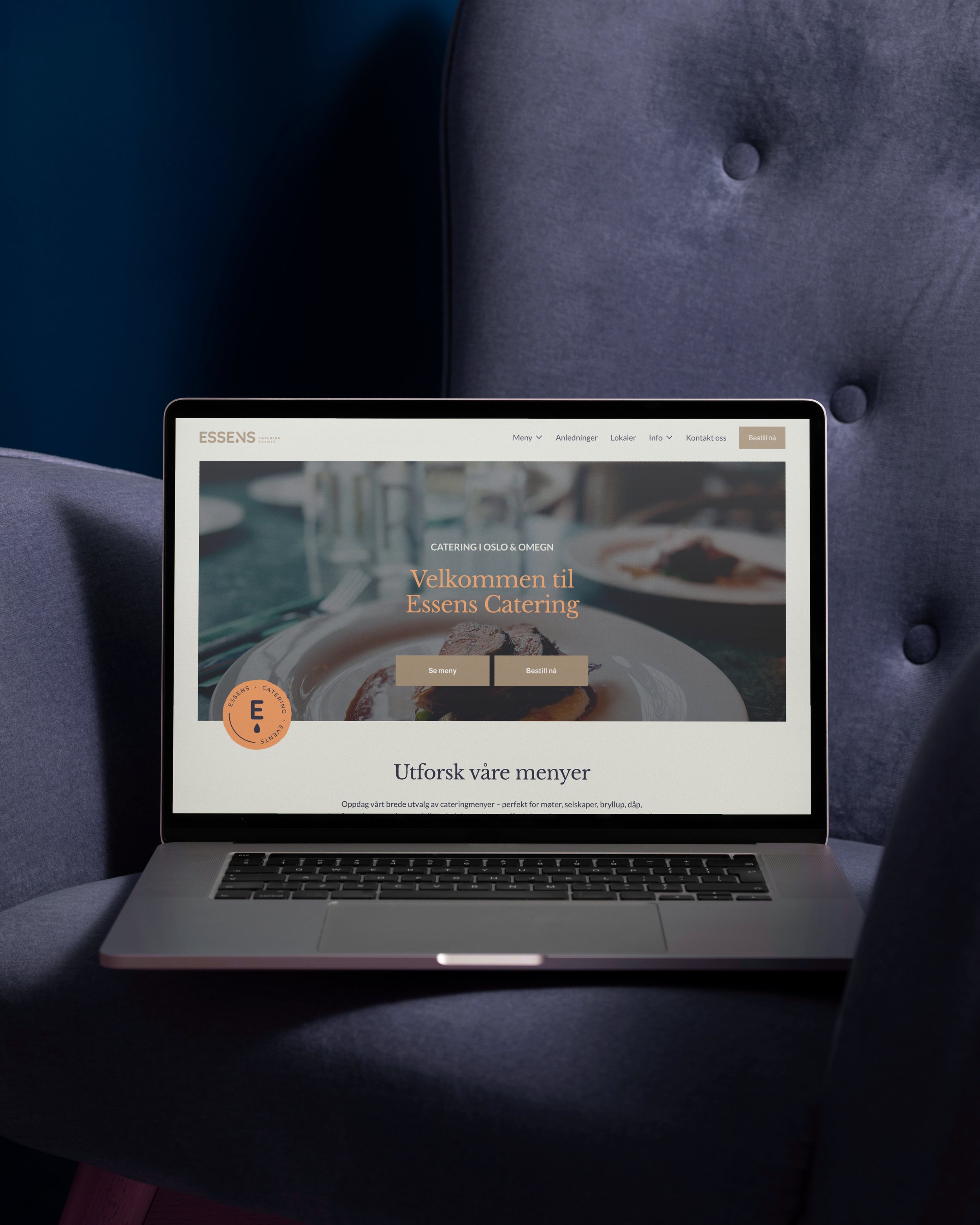 Bilde av en laptop som viser nettsiden og den nye visuelle profilen og logoen til Essens Catering