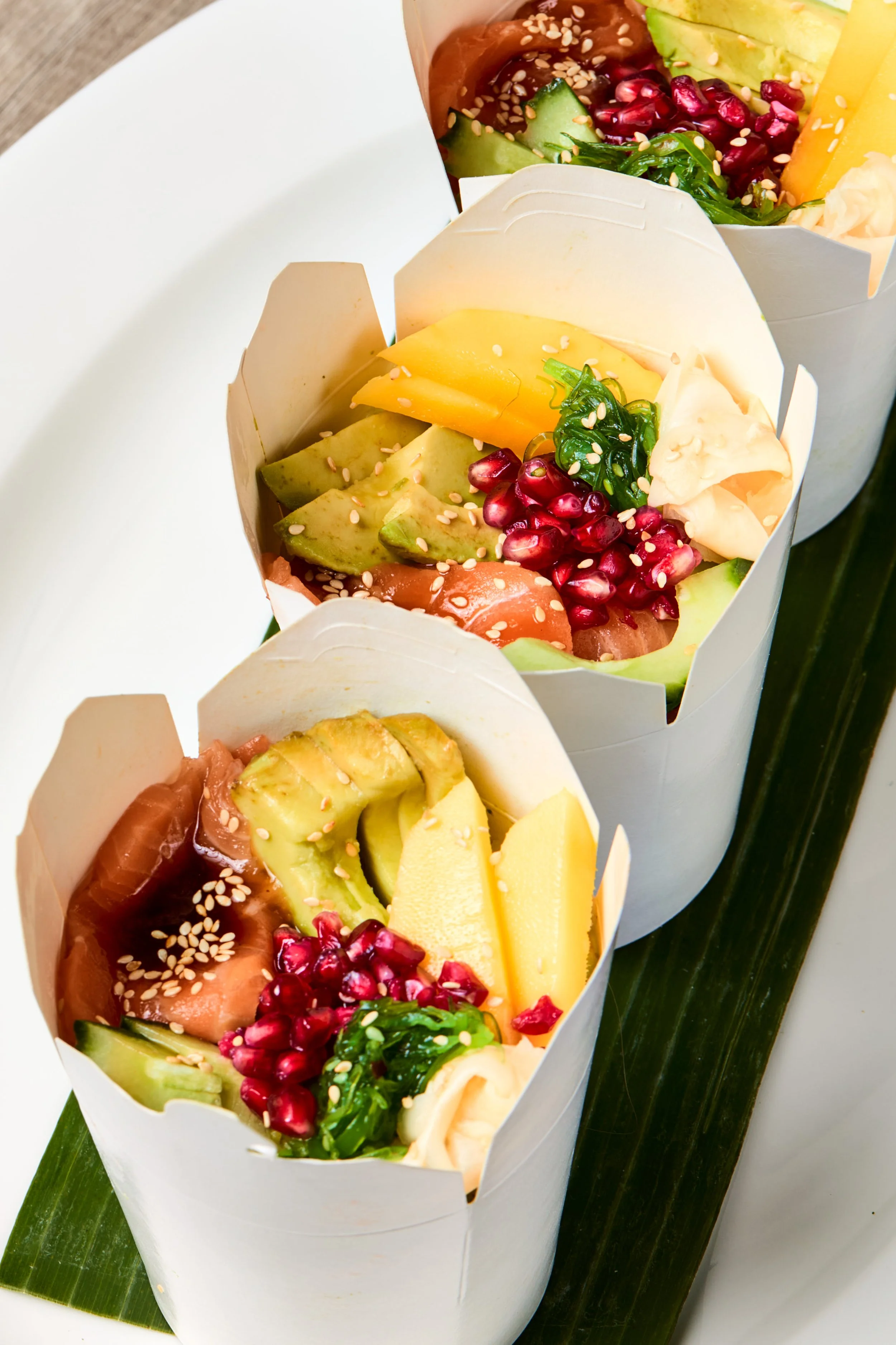 Bilde av laks, avokado, agurk, mango servert i boks - matfofo