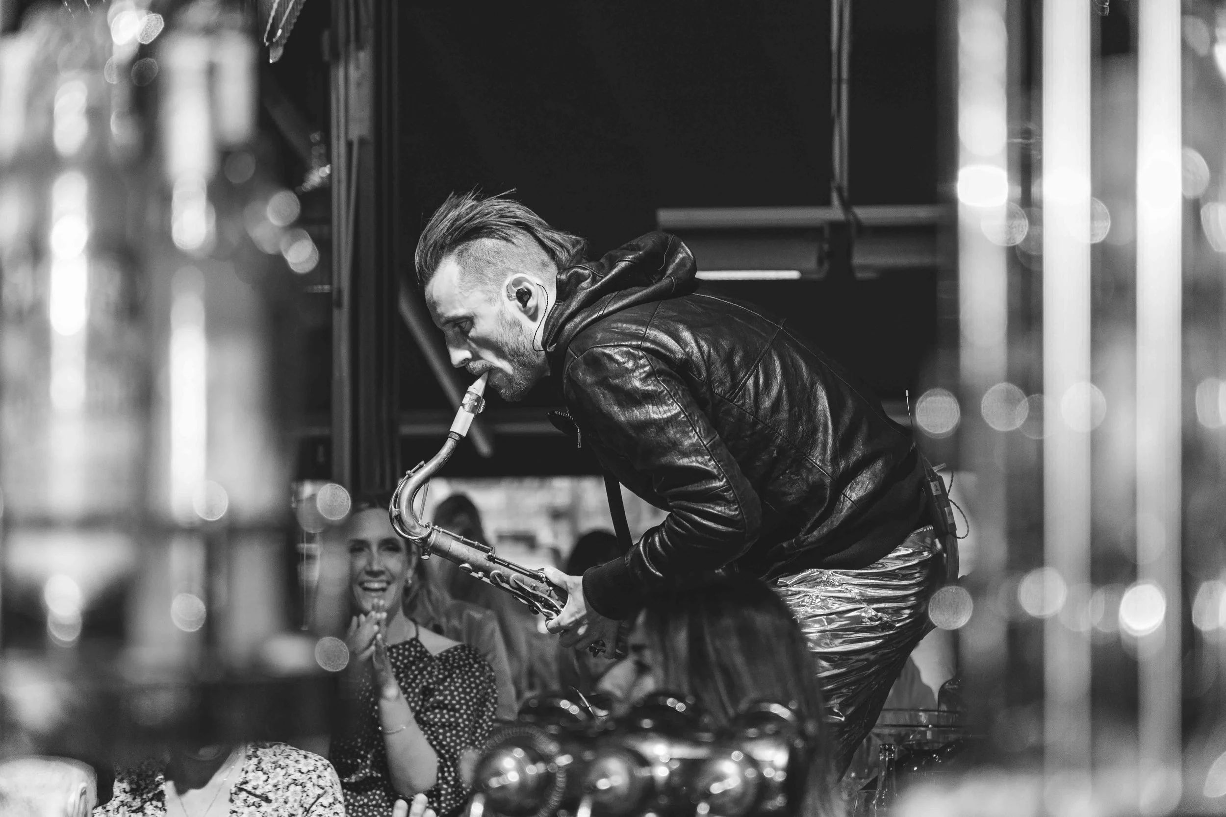 Mann fra Need Music som spiller saxofon, eventfoto tatt av Samare