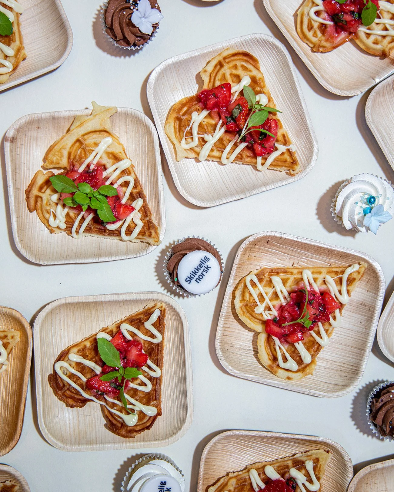 Vaffelhjerter med pålegg og minimuffins med logoen til boken Skikkelig norsk, eventfoto av Samare