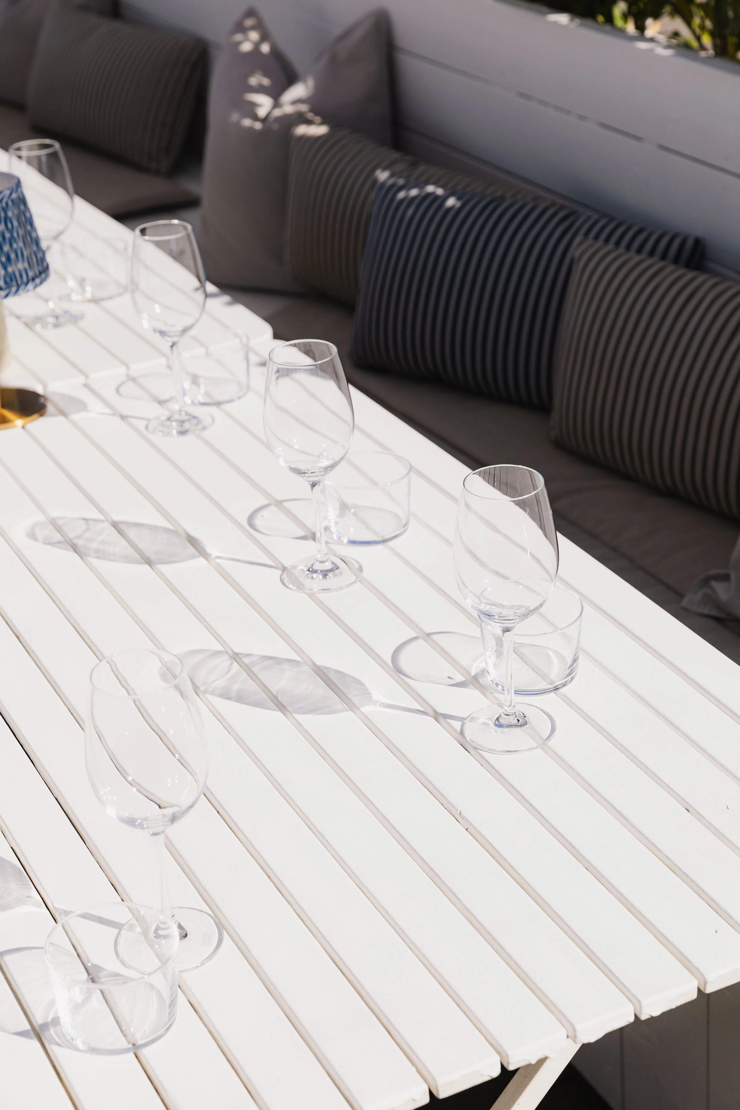 Dekket bord med glass hos Lanternen Yacht Club, interiørfoto av Samare