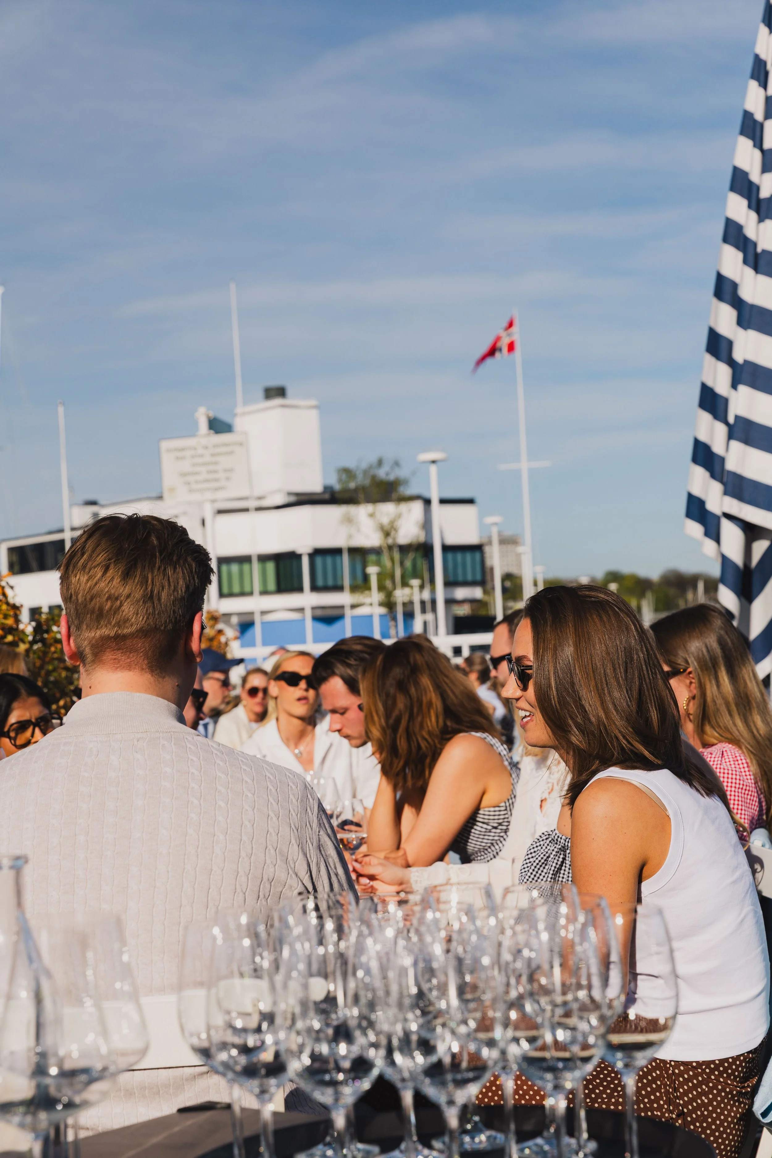 Mennesker som nyter uteserveringen hos Lanternen Yacht Club, eventfoto av Samare
