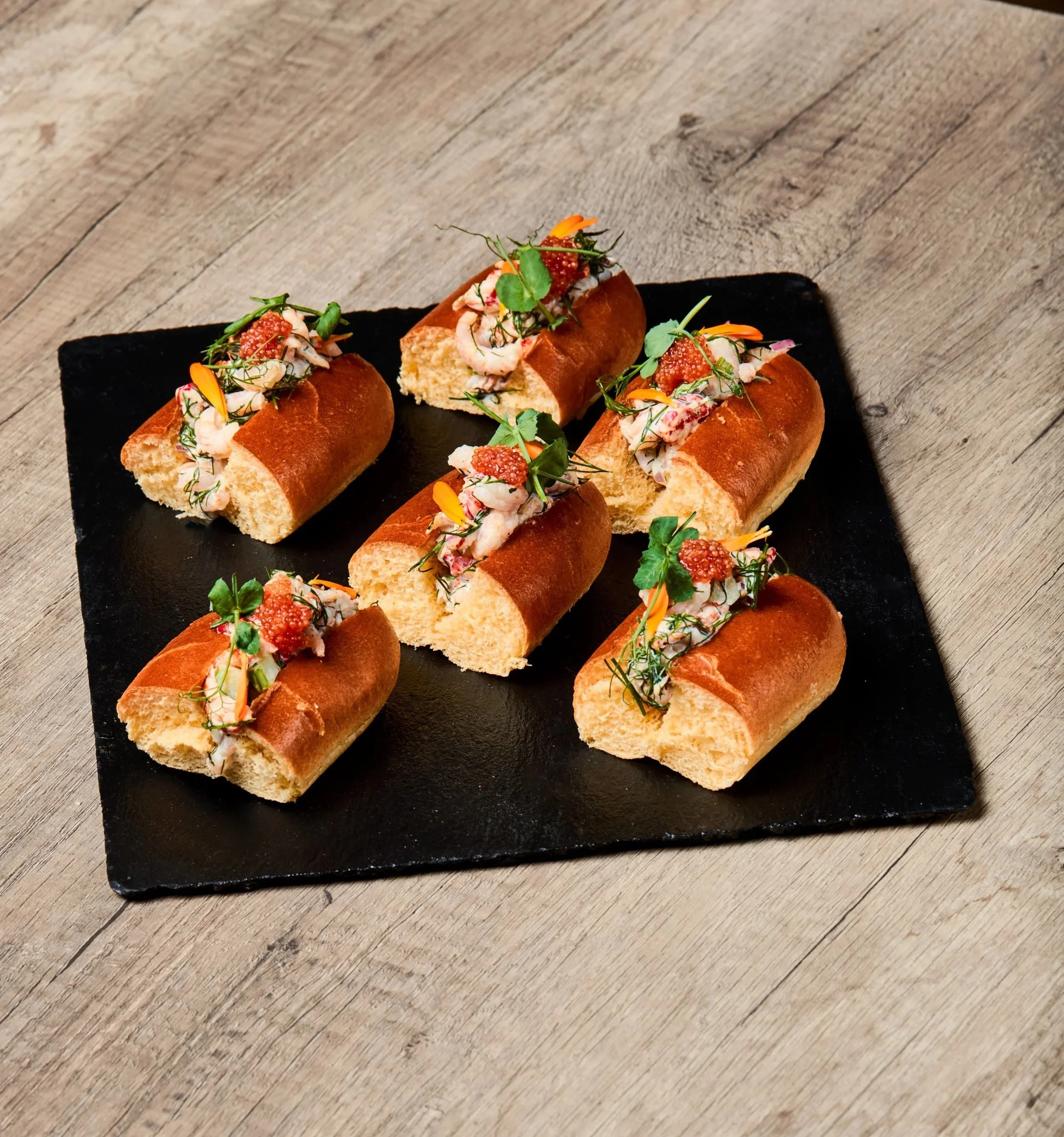 Bilde av baguetter med reker, dill og salat - tatt av Samare