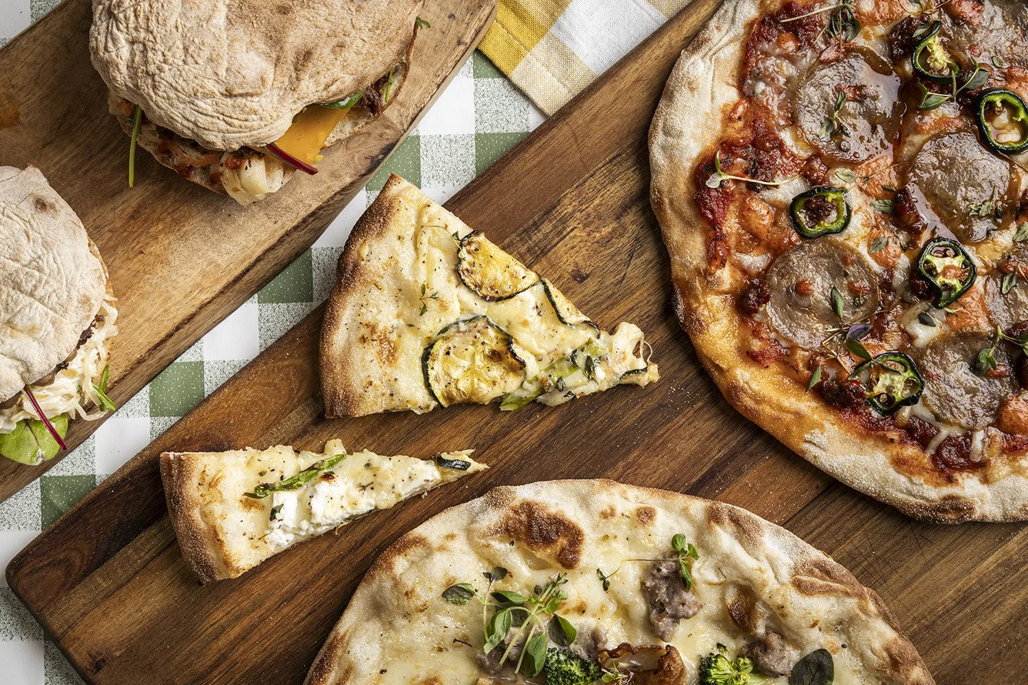 Bilde av vegetar pizza, pizza med brokkoli og kjøttdeig - matfoto
