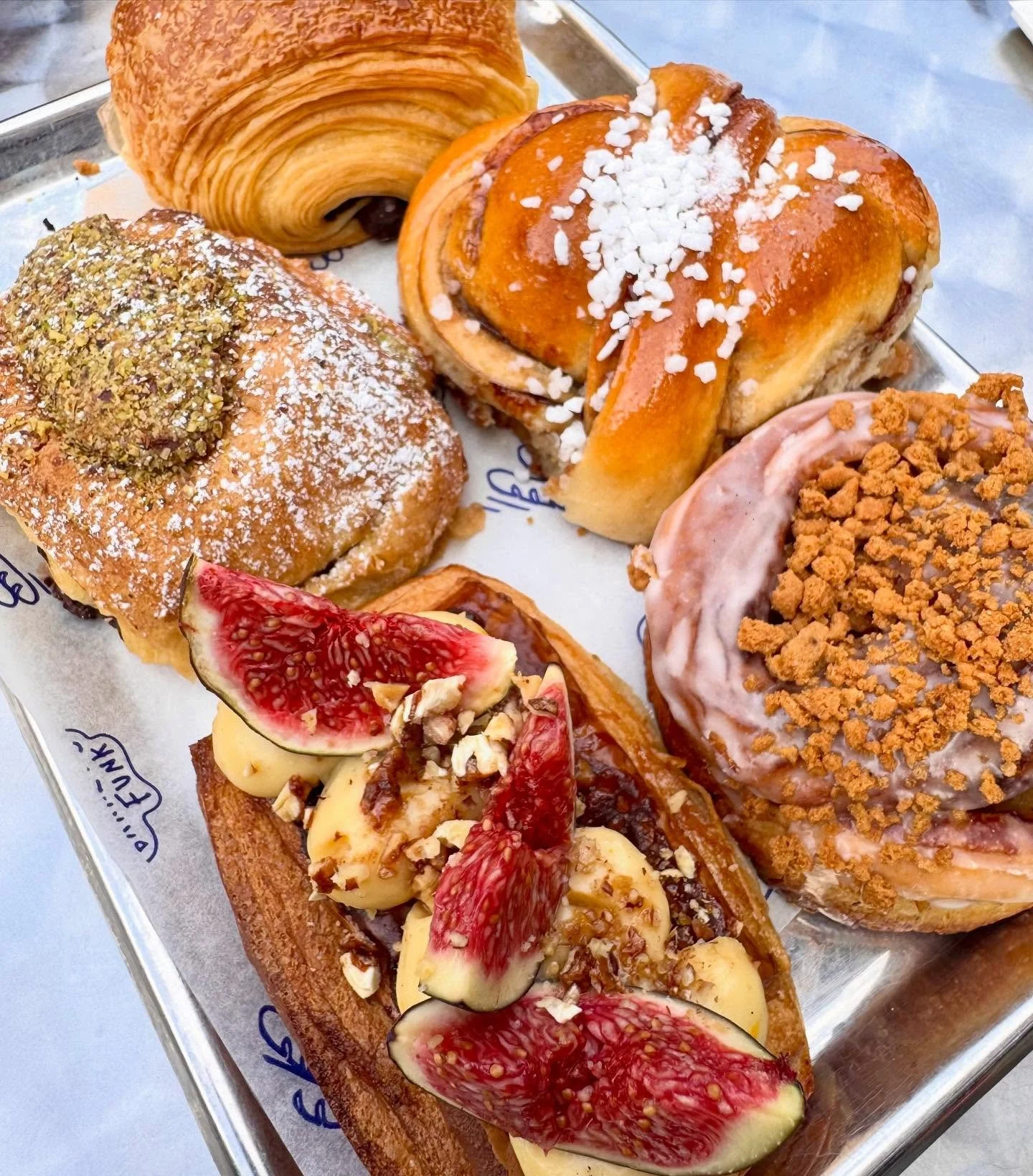 Recommendation | For the best vegan pastries @bakkerijfunk a 15min stroll from our Lijnwaadmarkt residences ⁣
.⁣
.⁣
.⁣
.⁣
.⁣
#antwerp #antwerpcity #antwerpen #antwerpencity #antwerpen🇧🇪 #antwerpfoodguide #antwerpfoodie #antwerphotspot #antwerptoday